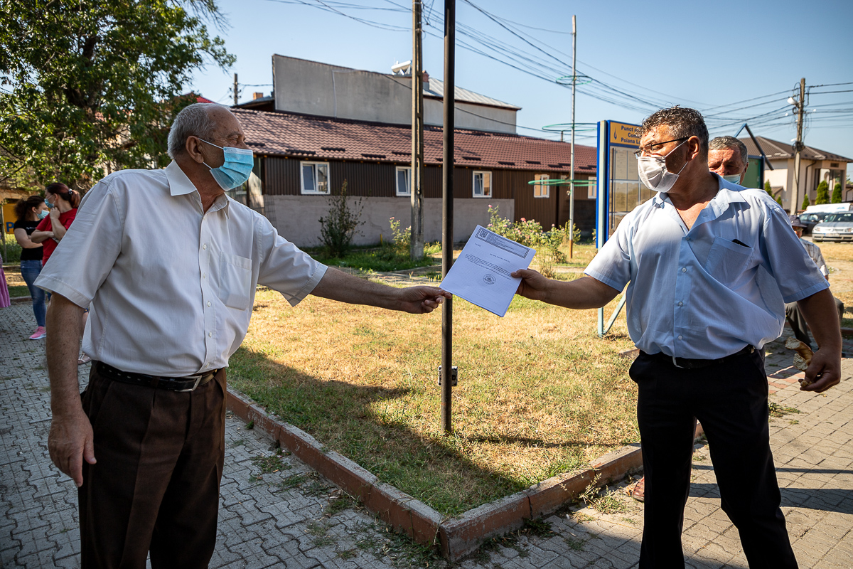 VIDEO | Bătălia pentru apă continuă în Poiana Lacului. Sătenii protestează, primarul le promite apă la program: “Dacă mor, n-au cu ce să mă spele!”