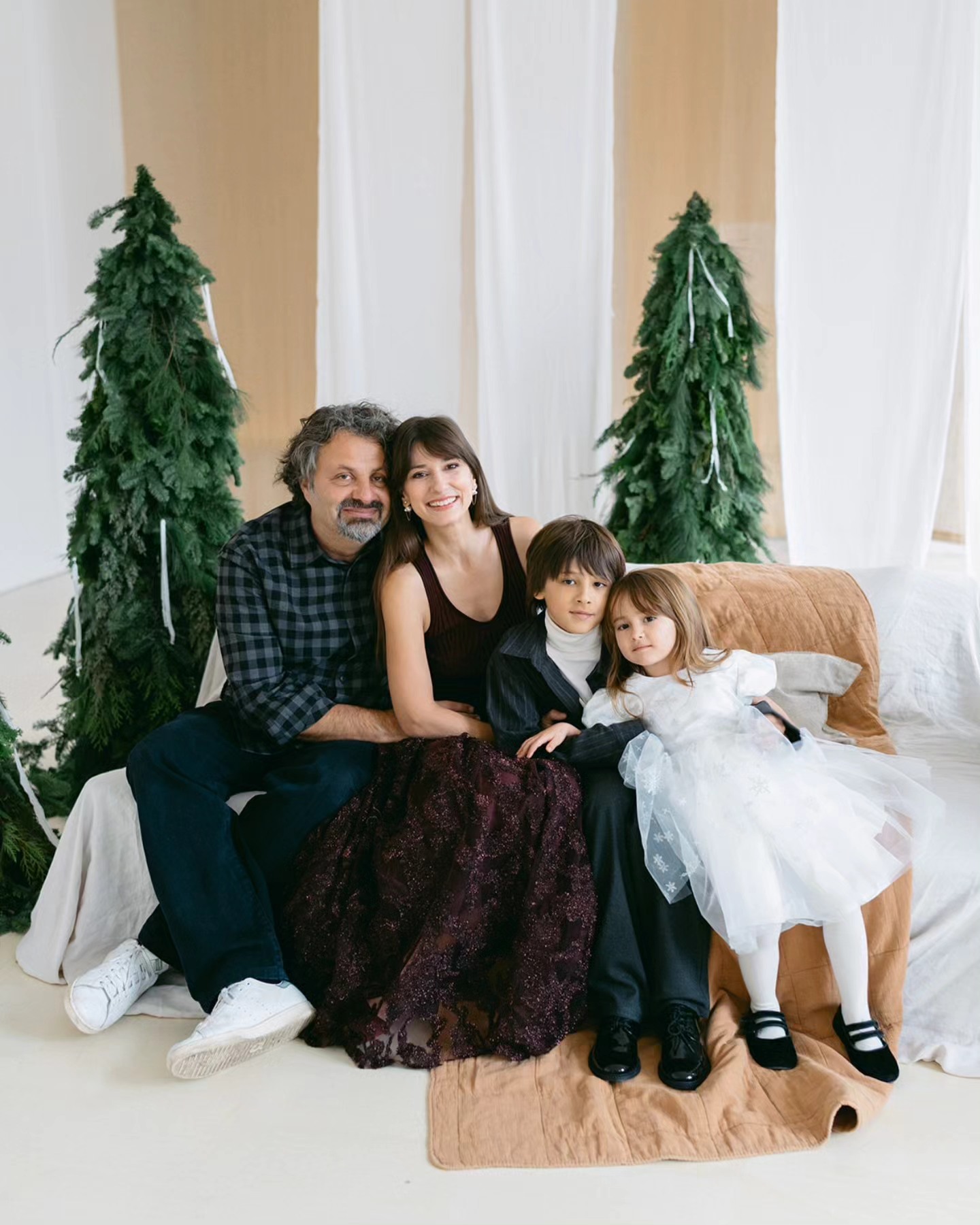Imagini din sufrageria Danei Rogoz, decorată de Crăciun. A împodobit bradul alături de cei doi copii