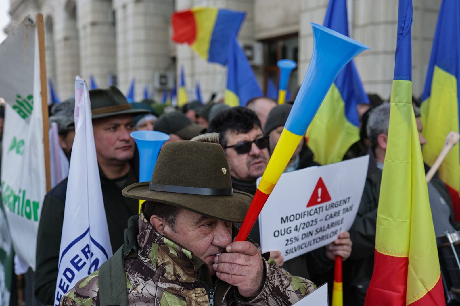 Protest al silvicultorilor în fața Ministerului Mediului, după ce Guvernul le-a redus salariile cu 25%