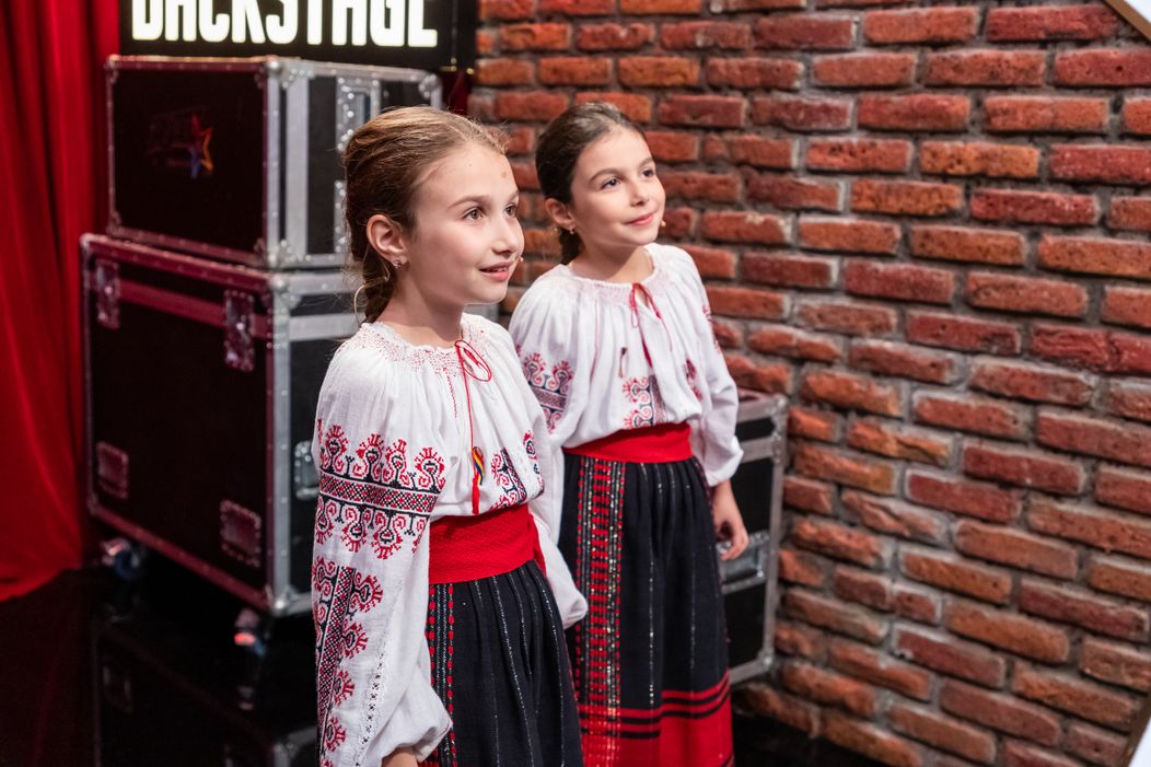 Surorile Bucur de la Românii au talent 2025, admiratoare înfocate ale Petrolul Ploiești. „Bobiță, tu ne ești dușman! Tu ții cu Universitatea Craiova”