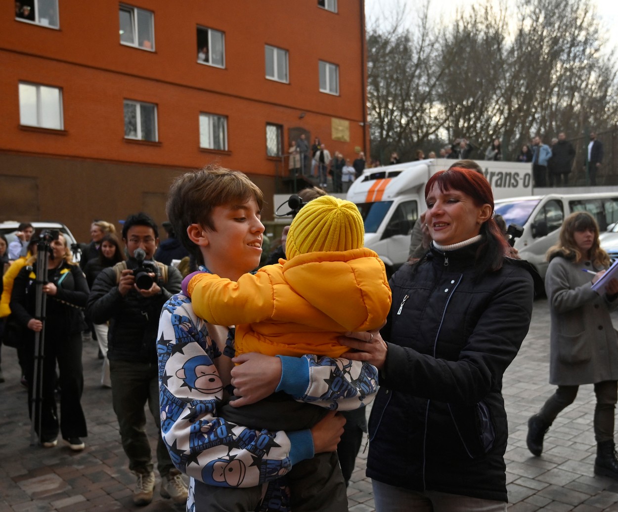 „Mamă, nu vreau să-ți povestesc, nu vei mai dormi noaptea”. Mărturiile copiilor ucraineni răpiți de ruși care s-au întors acasă după 6 luni