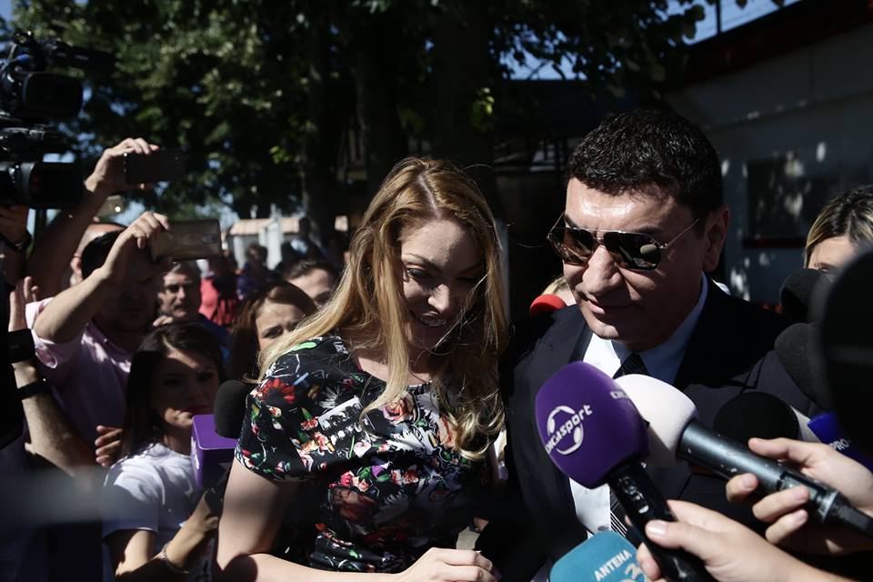 FOTO&VIDEO/ Cristi Borcea a ieșit din închisoare. Valentina Pelinel l-a așteptat la poarta penitenciarului