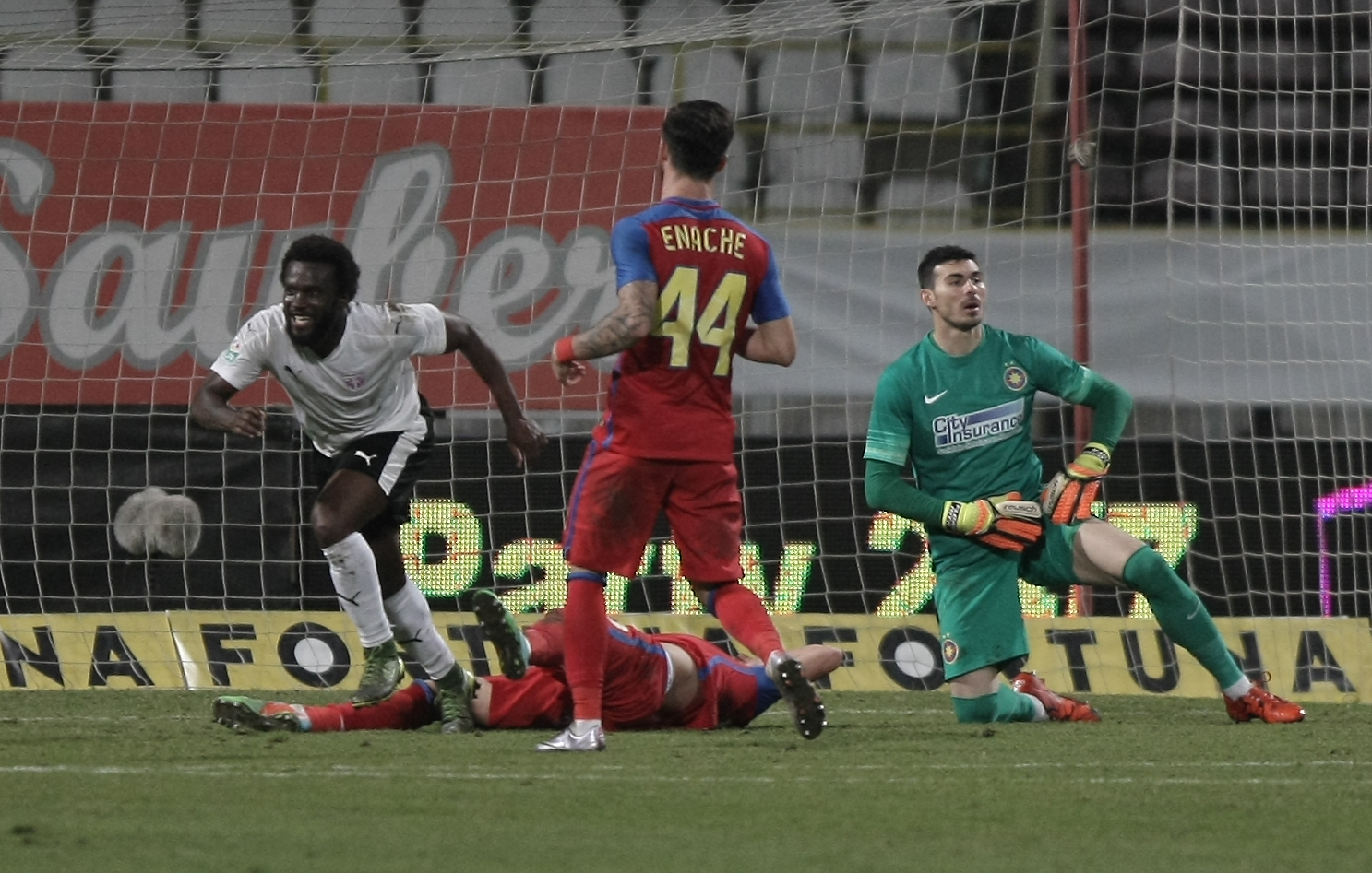 Meniu de fotbalist în Liga 1: spaghete cu ketchup, plus cartofi prăjiți și tocătură! Ivorianul Kone ”a mâncat ca spartul”, dar asta nu l-a împiedicat să zburde pe lângă ”leșinații” de la Steaua / GALERIE FOTO