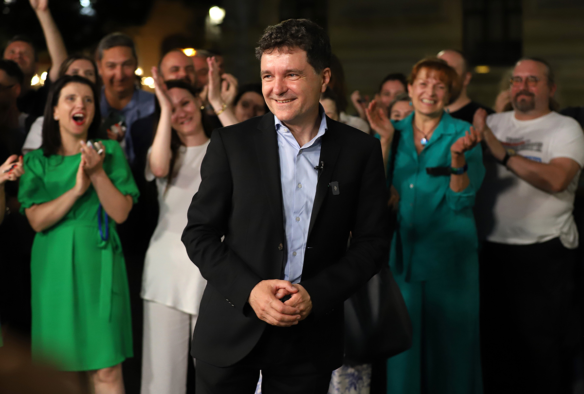 REPORTAJ Noaptea prin București când Nicușor a devenit Nicu. Alături de edilul Capitalei, în mijlocul voluntarilor și al bucureștenilor ieșiți pe răcoare la plimbare