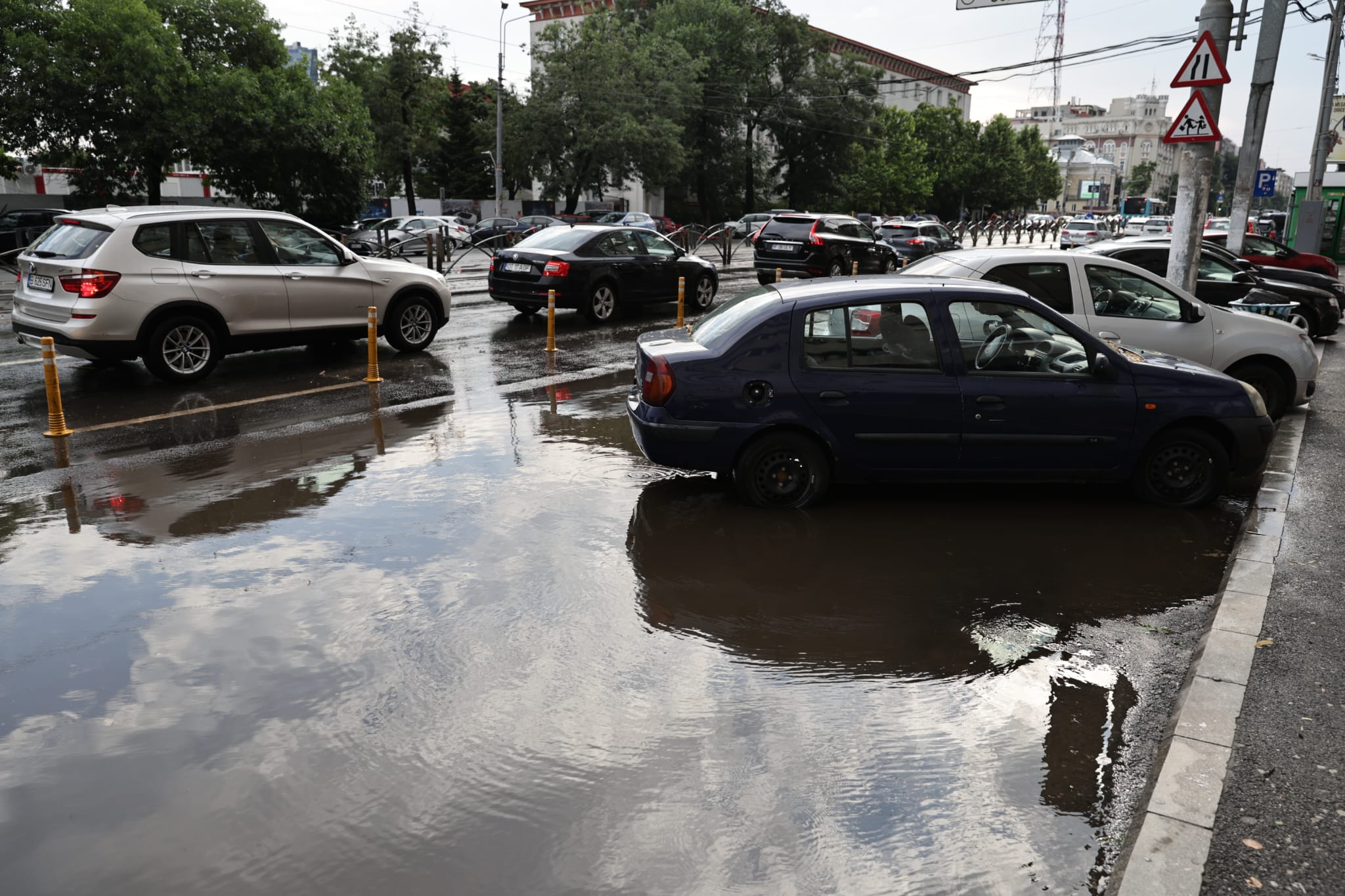 Dezastru după furtuni: București este sub ape iar aproape 30.000 de oameni din 65 de localități sunt fără curent. Pompieri din 9 județe vin în ajutor