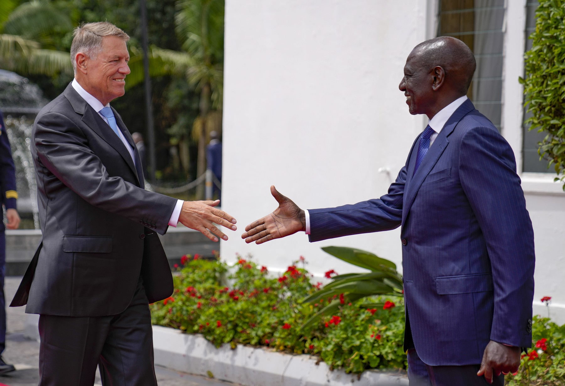 PRIMELE IMAGINI CU IOHANNIS ÎN AFRICA. „Ai venit cu ploaie!”, i-a spus șeful statului kenyan lui Iohannis. Președintele României i-a răspuns cu o vorbă din bătrâni