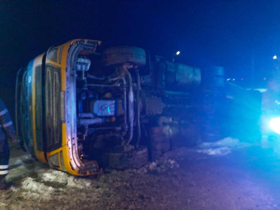 După ce l-a salvat, un pompier i-a dat propriii săi bocanci unui șofer rămas desculț după un accident