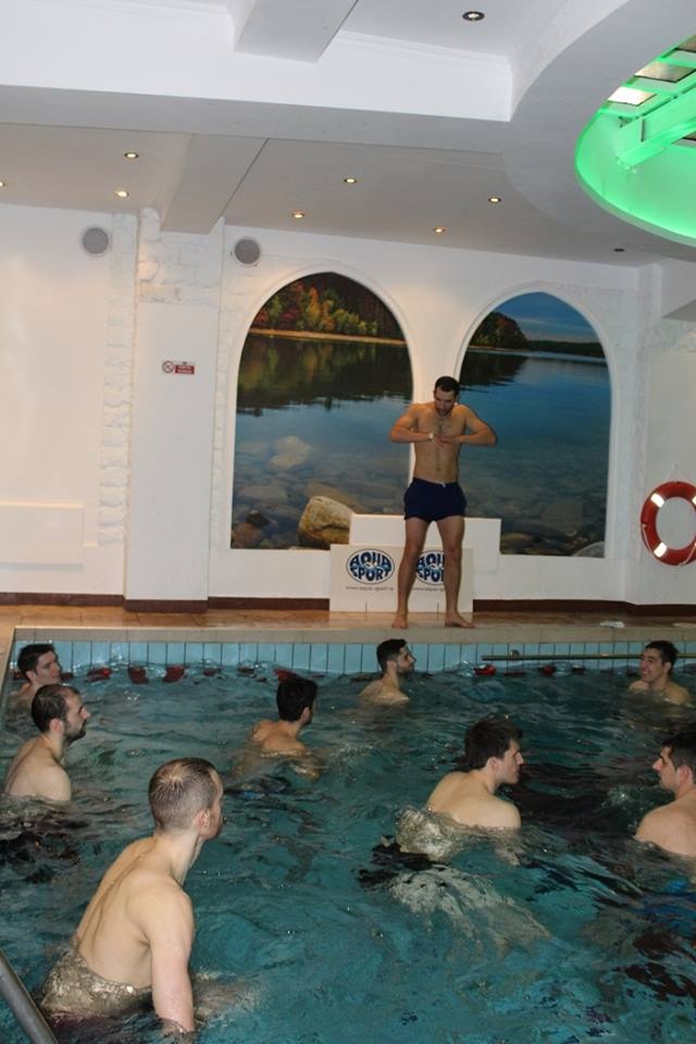 Baschetbaliștii Stelei, recuperare în apă și distracție la piscină, înaintea meciurilor din play off