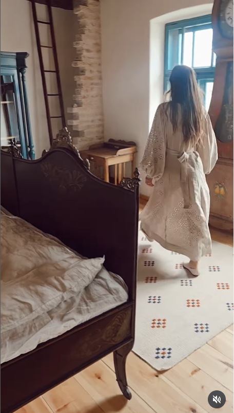 Dana Rogoz a făcut turul casei de la Viscri și a arătat cum este în interior. Patul din dormitor a atras atenția tuturor. E spectaculos