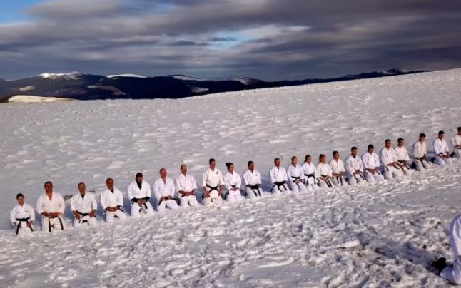 Cum se antrenează sportivii Federației Române de Karate Tradițional, la 2.000 de metri altitudine. Imagini uluitoare din timpul pregătirii / VIDEO