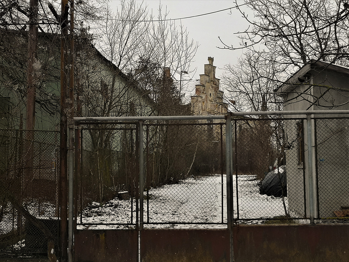 REPORTAJ. Un castel vechi de secole, din Ardeal, lăsat în voia sorții de beneficiarii retrocedării și de autorități: „Nu sunt fantome aici, doar sărăcie!”