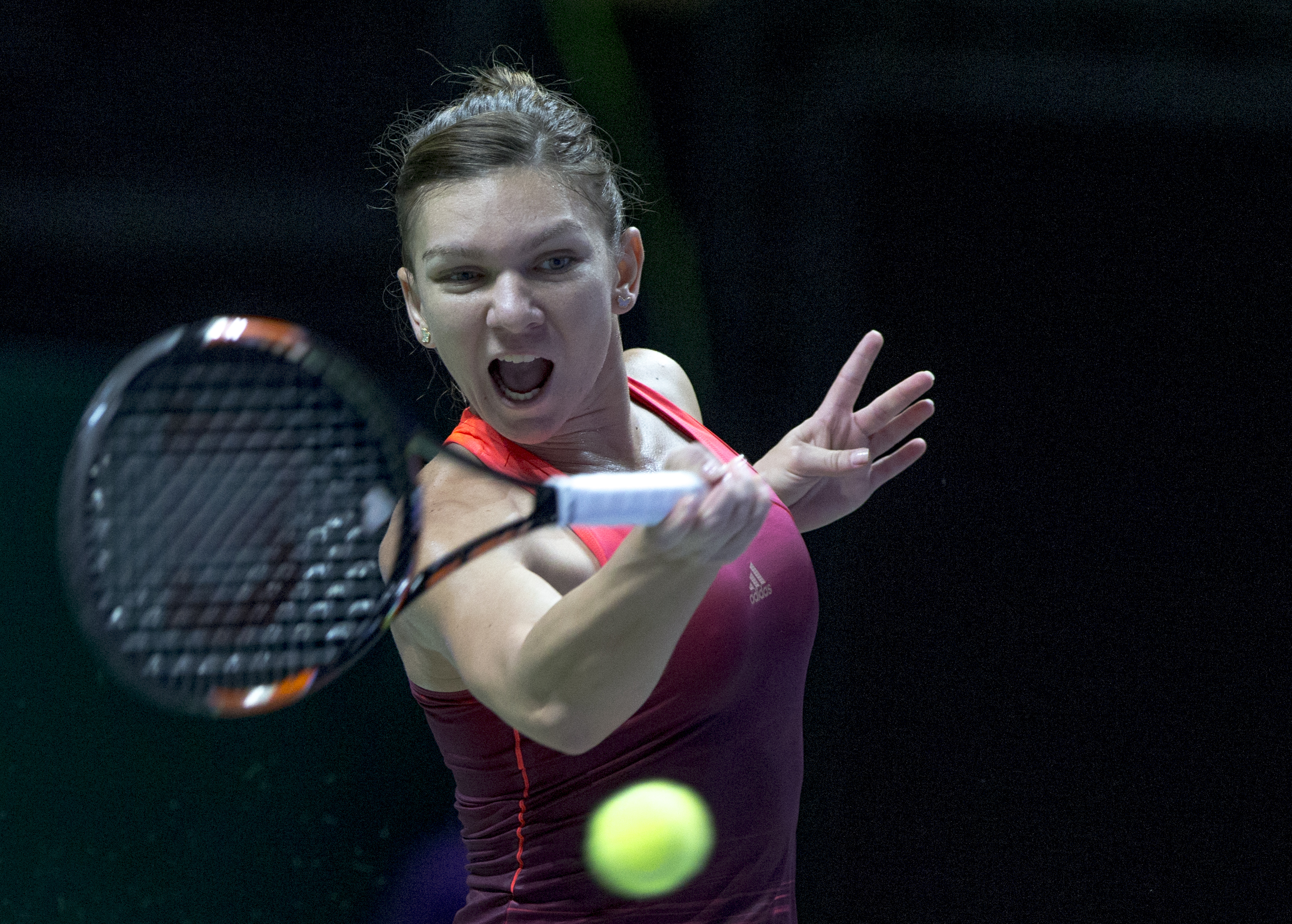 DEZASTRU LA TURNEUL CAMPIOANELOR. Halep a fost învinsă în două seturi de Radwanska şi a ratat semifinalele. A cedat psihic, după ce a pierdut primul set la tiebreak, 5-7, de la 5-1. Simona va încasa 304.000 $. Încheie anul pe 2! / FOTO&VIDEO