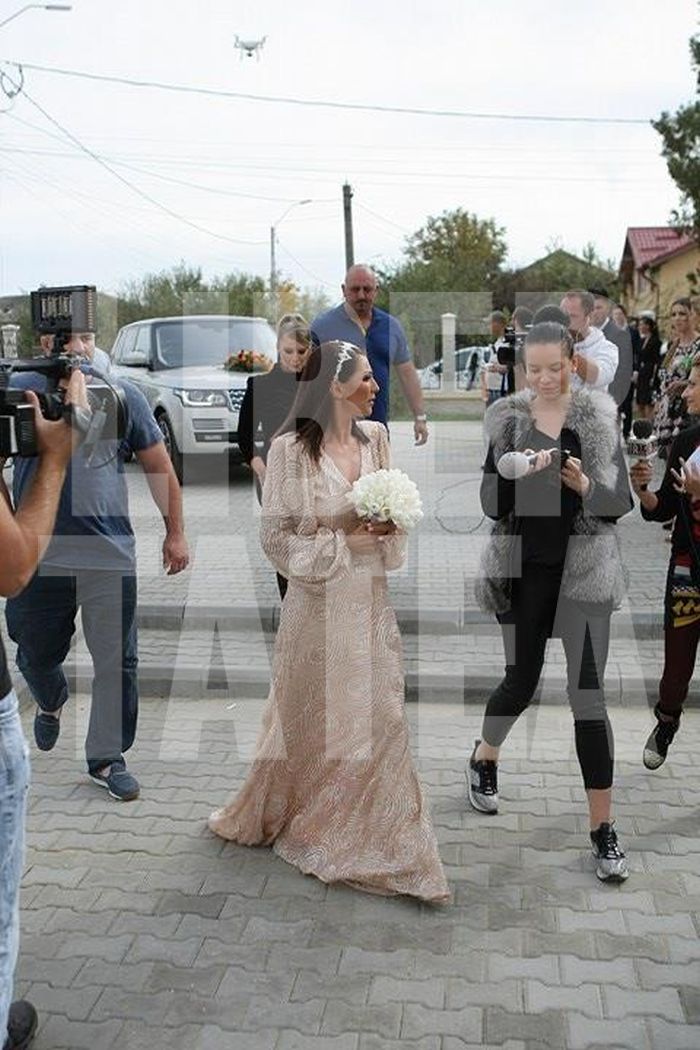 FOTO EXCLUSIV | Cum s-au îmbrăcat Ilinca Vandici și Andrei Neacșu la nunta lor. Ea, retro, el, trendy