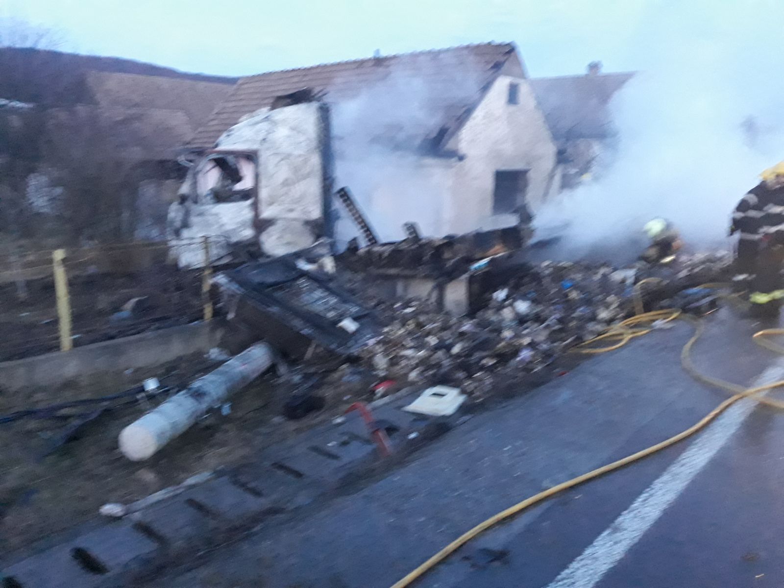 Un camion a ars în urma unui accident în Mureș. Șoferul a lovit un stâlp de electricitate, o ţeavă de gaz și s-a oprit în curtea unei case