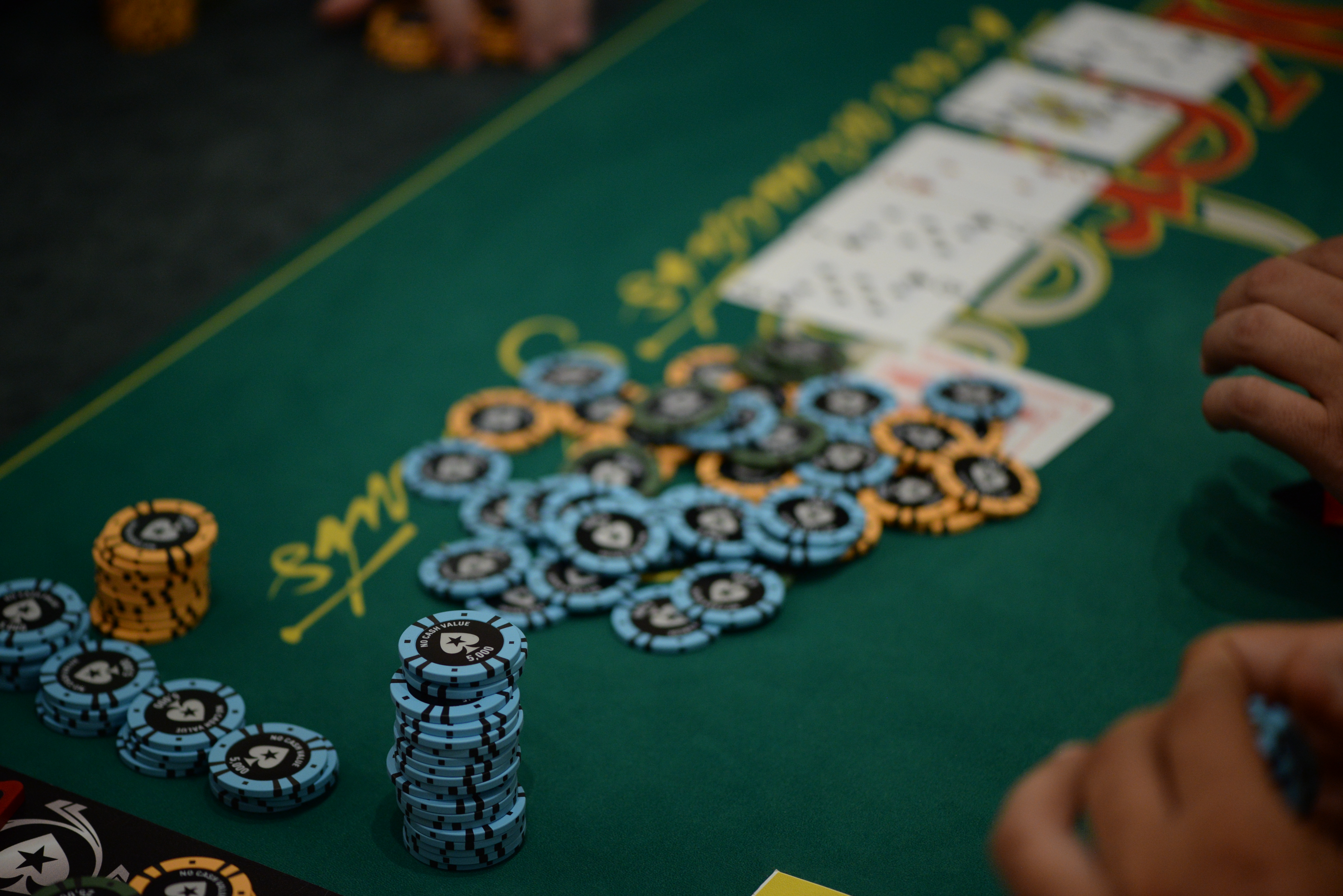 2.000 de români trăiesc din poker. Stau câte 10-12 ore la laptop și produc până la 10.000 de euro pe lună / GALERIE FOTO