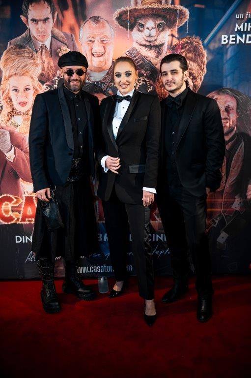 Cine l-a ajutat pe Mihai Bendeac să se îmbrace în fustă la premiera filmului „Căsătoria”. Ținutele purtate de ceilalți actori