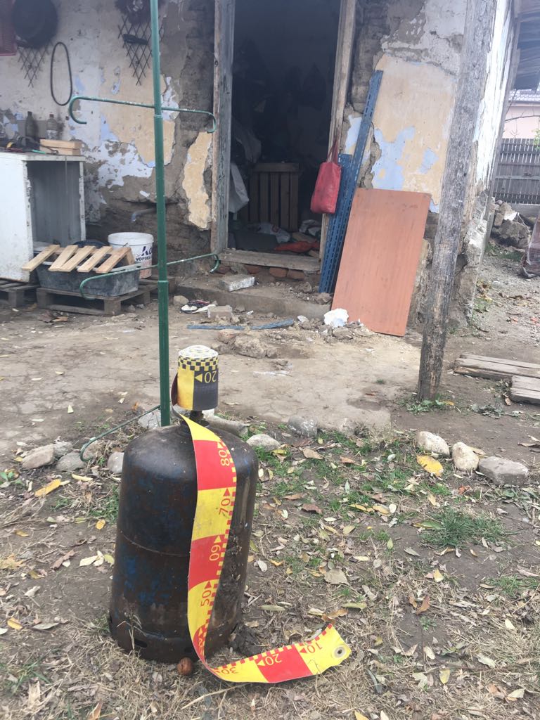O femeie din Teleorman a scăpat ca prin minune cu răni ușoare, după ce o explozie i-a distrus parțial casa| FOTO