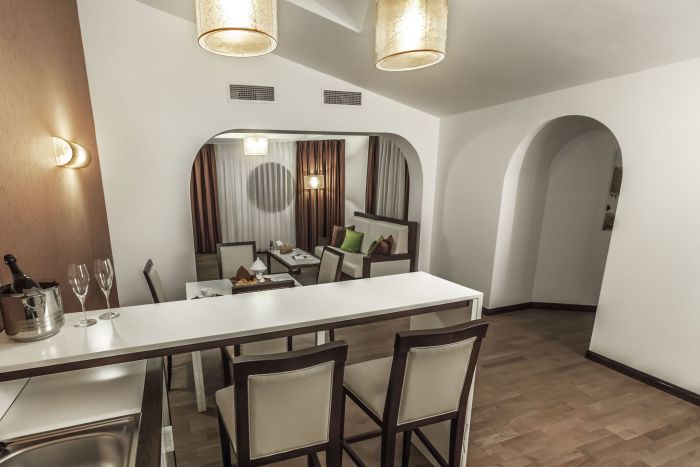 FRF l-a cazat pe Christoph Daum la un hotel ascuns într-o fundătură. Asta vede antrenorul german din cameră | FOTO