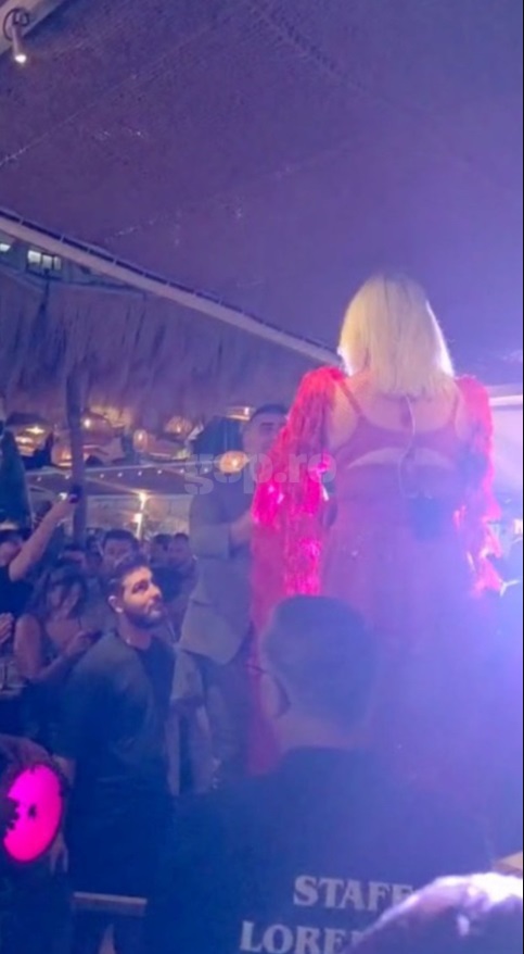 Loredana Groza, show pe masa lui Ianis și a lui Gheorghe Hagi la un local din Mamaia. Soțiile lor, Elena și Marilena, au fost de față