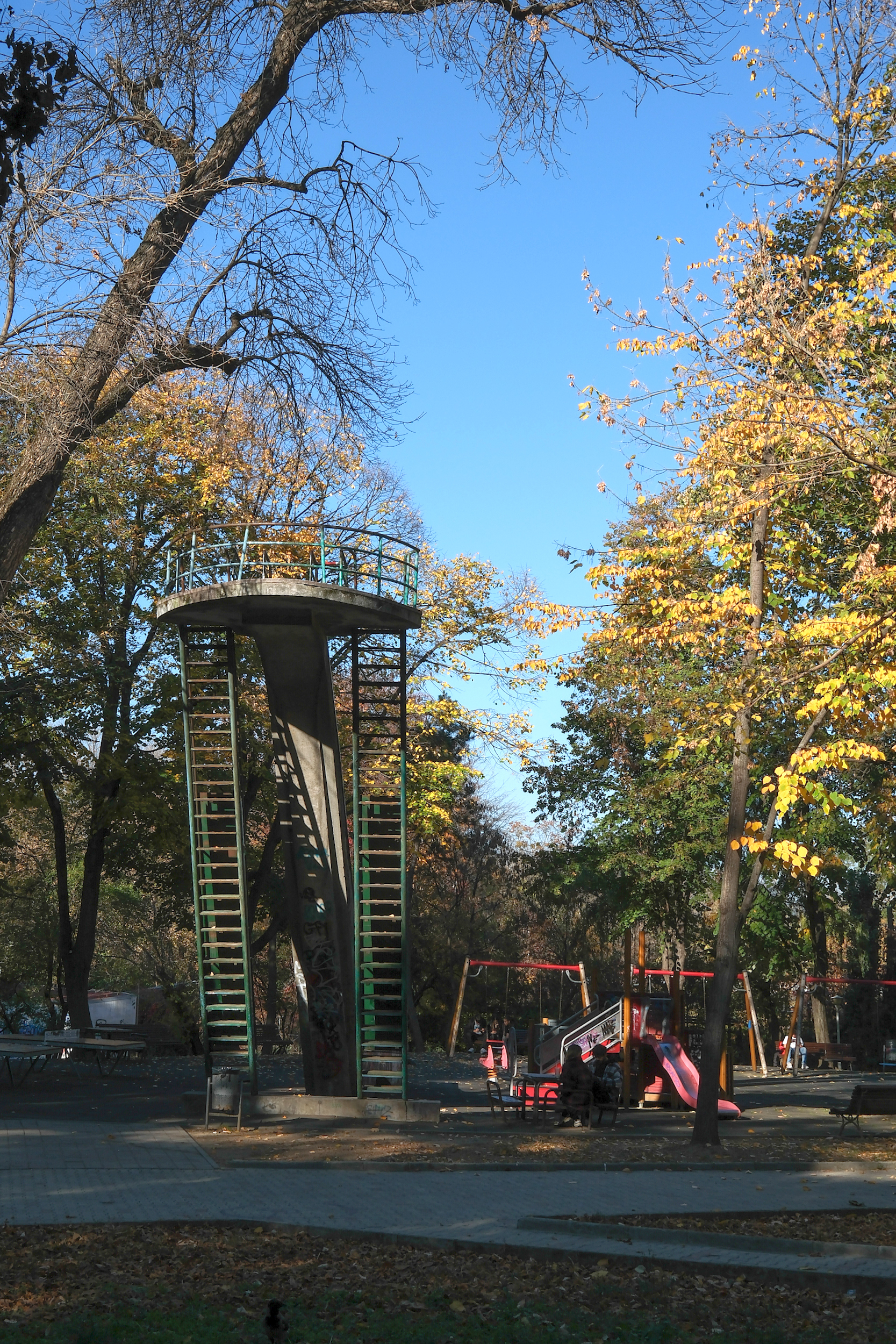 Cel mai vechi tobogan din România încă rezistă în parcul Floreasca din București. „Drumul spre școală începea obligatoriu aici”