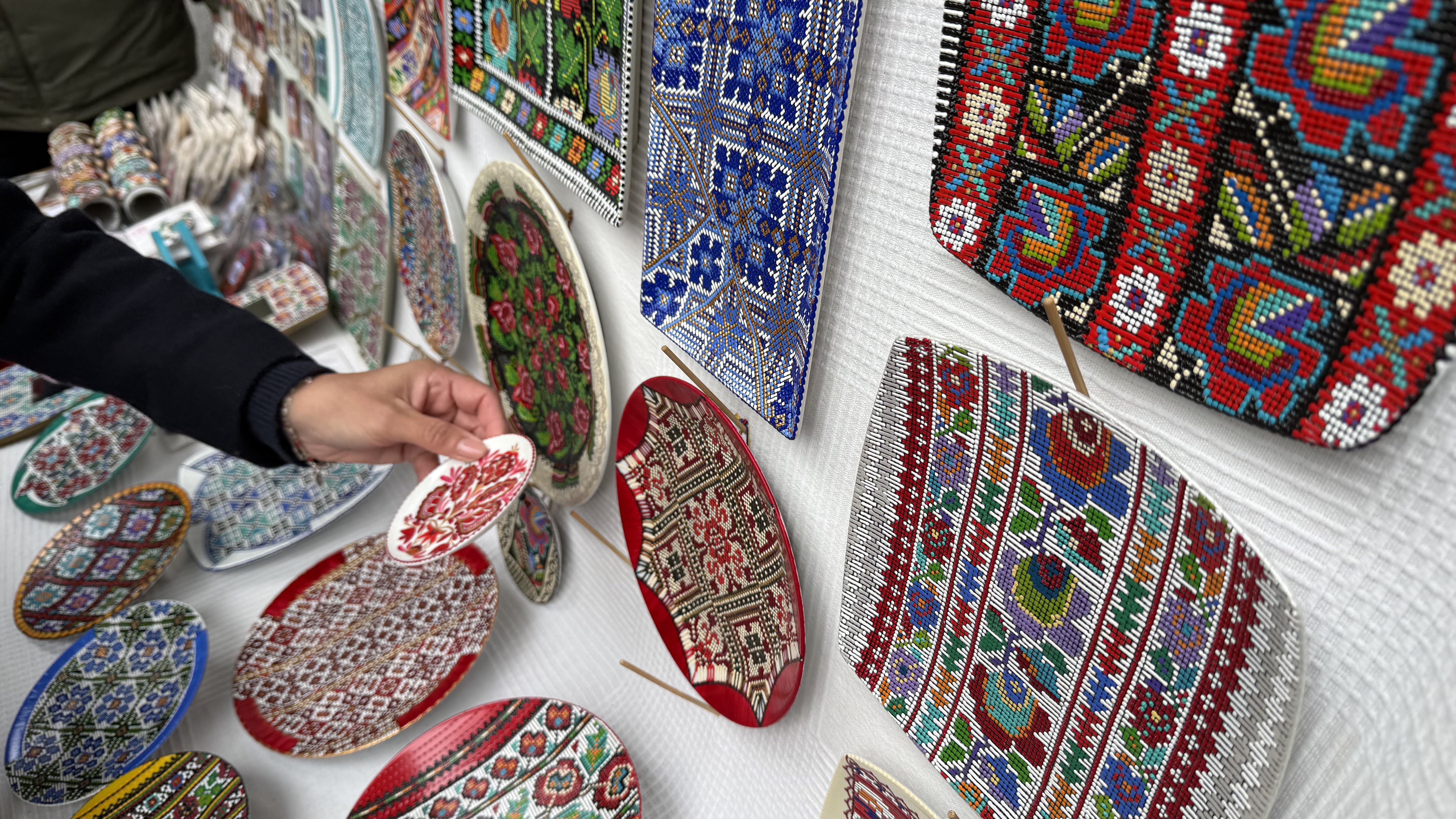 „Esență de Românie într-o farfurie”. Peter Brâncoveanu și broderiile pictate pe ceramică: „50 de lei sau 10 euro! Am și Revolut”
