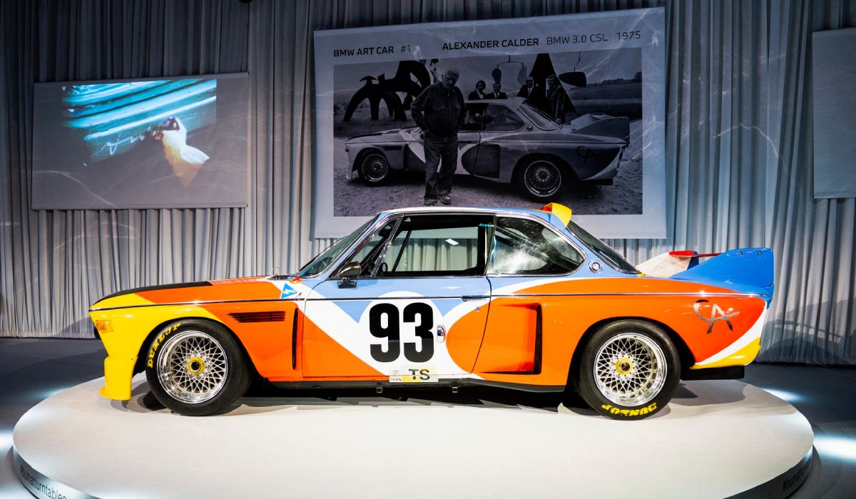BMW Art Car 3.0 CSL, creat de Alexander Calder în 1975, a ajuns la București. „Batmobilul” a participat la Cursa de 24 de ore de la Le Mans