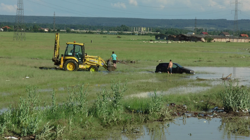 Ploile au făcut ravagii în țară! Mașini luate de viitură și zeci de gospodării inundate FOTO