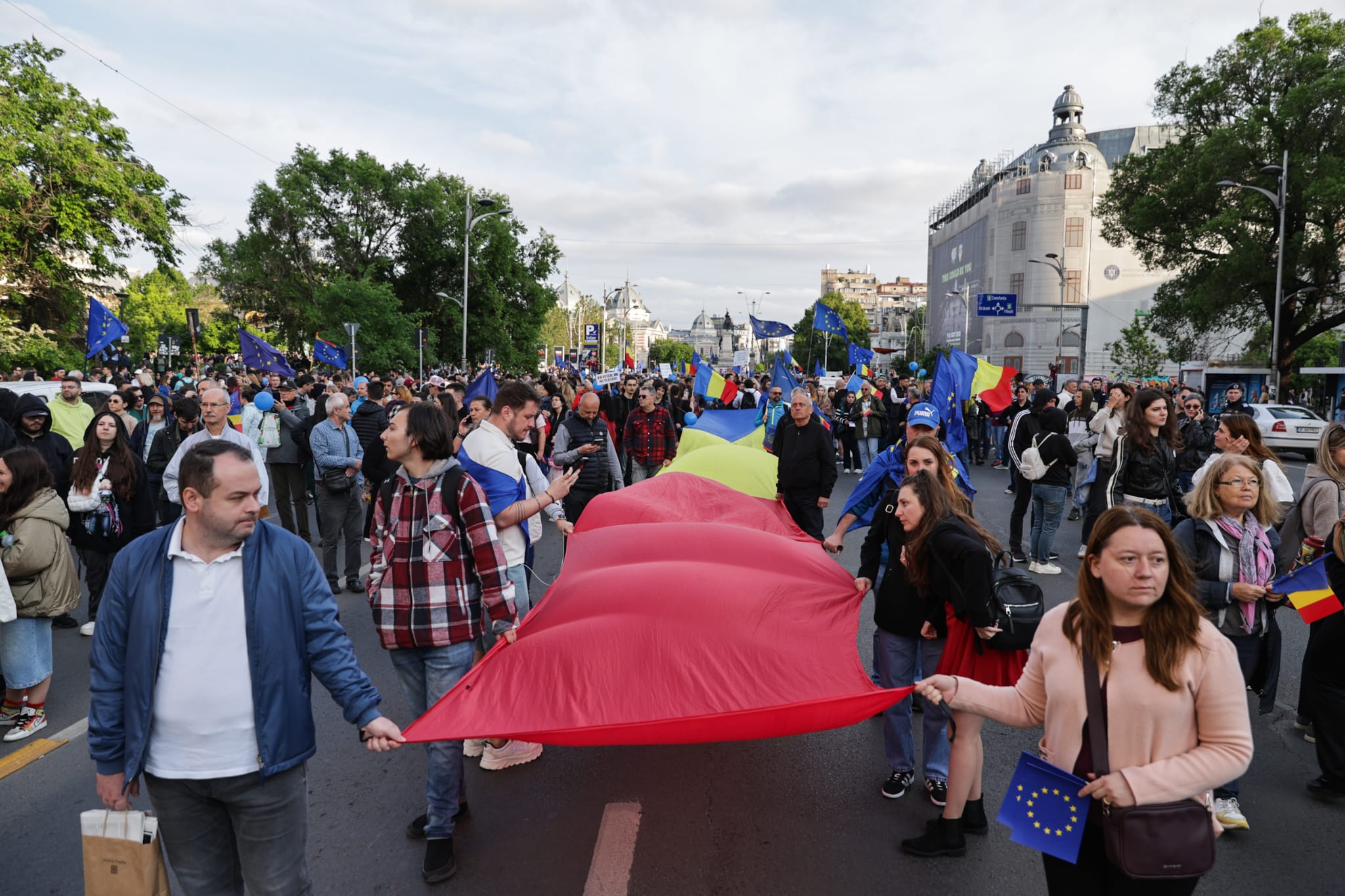 Miting pro Europa în București de Ziua Europei pentru susținerea apartenenţei la UE. Lumea a cântat „Imnul golanilor” și „Insieme”. Câți oameni au fost