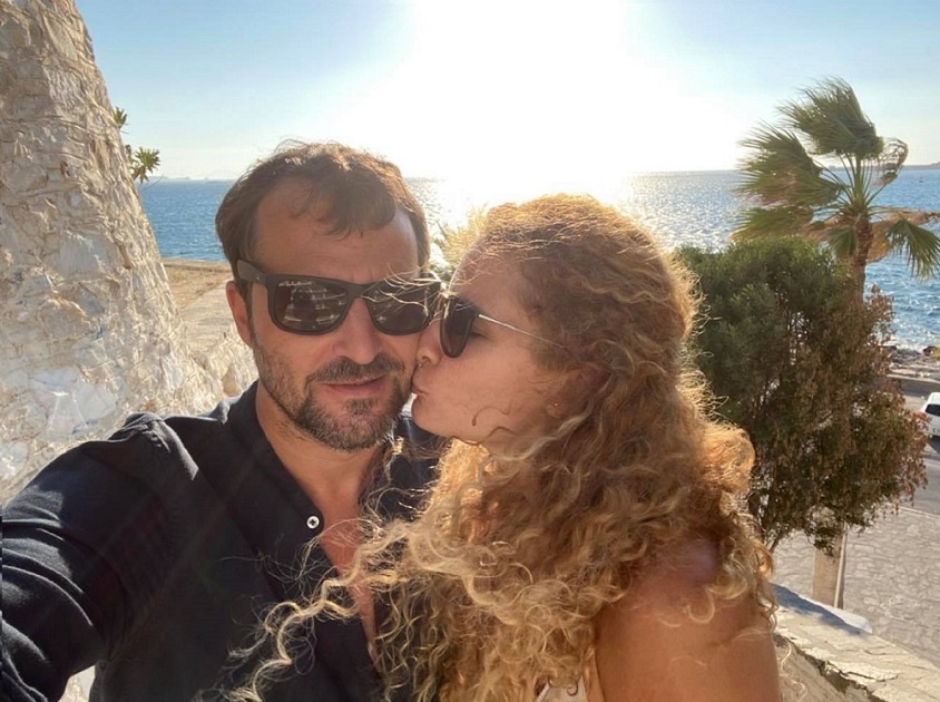Andrei Aradits va petrece Crăciunul cu fiul său și fostul socru. Își crește singur copilul, după ce Andreea a plecat în India