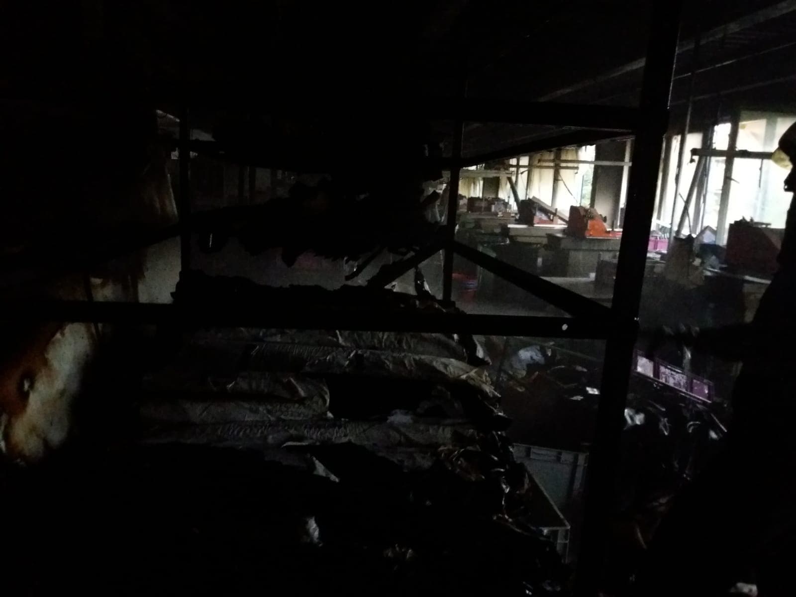 FOTO/ Incendiu la o fabrică de încălţăminte din Hărman, judeţul Braşov. Focul se întinde pe o suprafaţă de 800 de metri pătrați