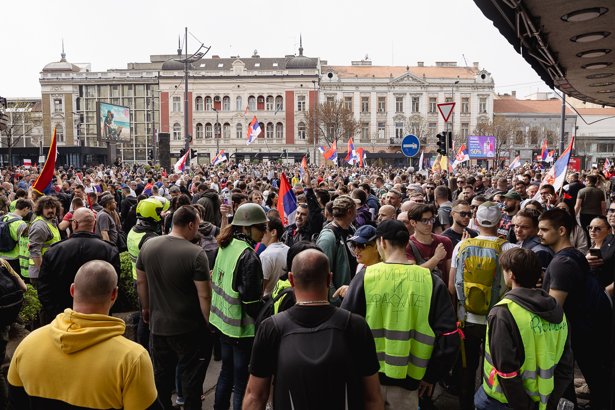Drapelul României flutură în mijlocul protestului uriaș de la Belgrad: „Ne-am inspirat de la voi!”