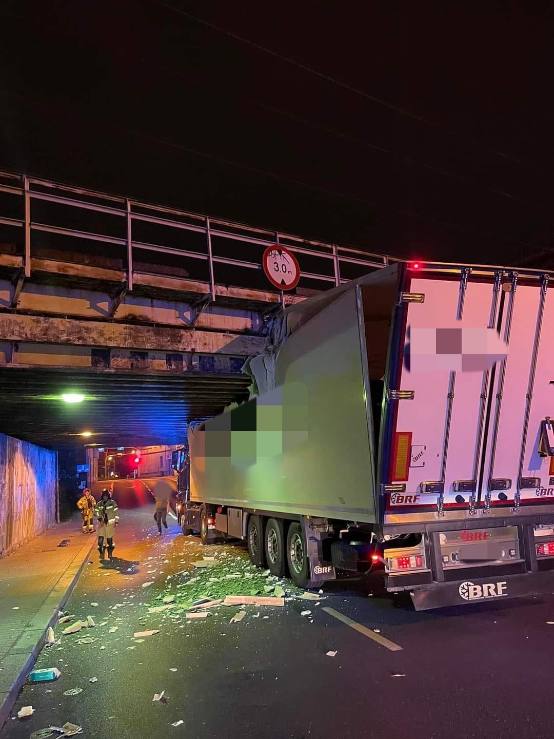 Camion „decapitat” sub un viaduct de cale ferată, în Polonia. Șoferul venit să-și ajute colegul cu alt camion a rupt un semafor