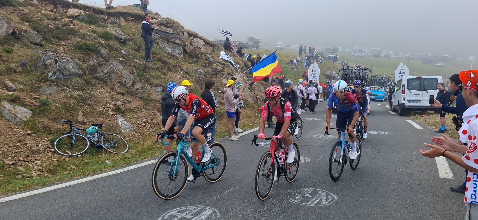 Românii care au dus tricolorul pe cățărările mitice din Turul Franței: „Ca să prindem un loc bun pe Tourmalet, ne-am sculat la 3.30”