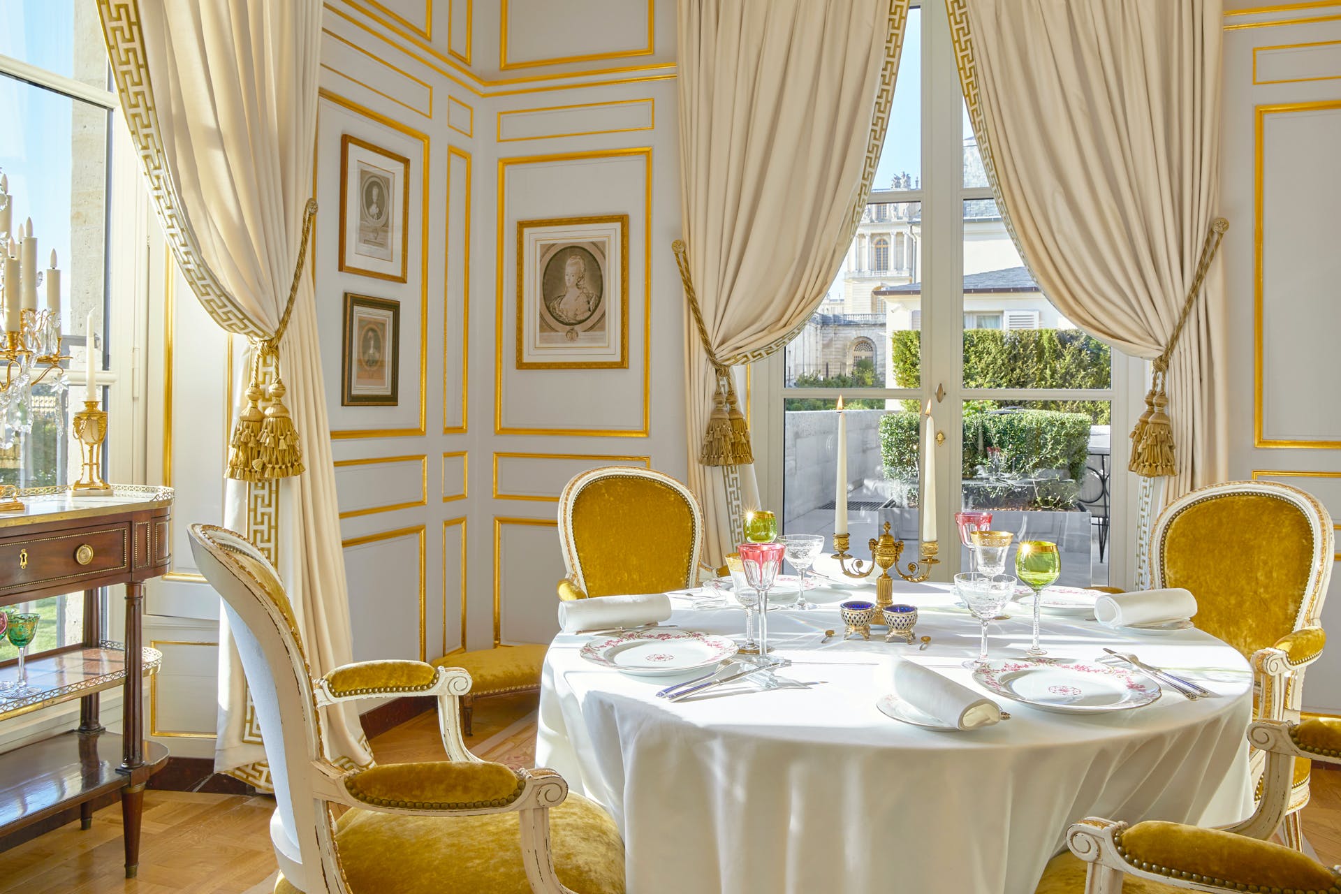 Hotelul de lux în care simți că stai chiar în Palatul Versailles. Cât costă o noapte de cazare