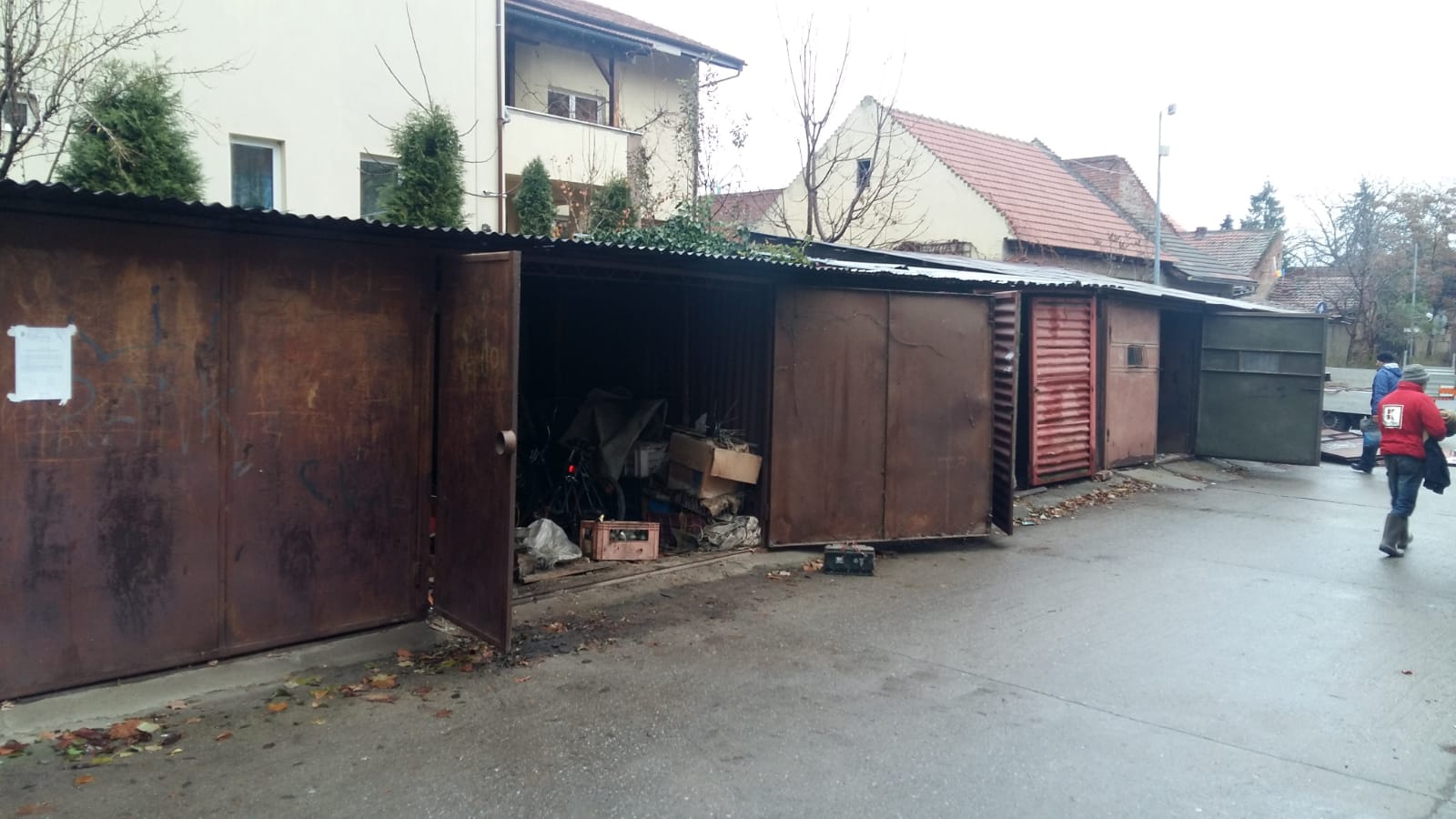 Focare de infecție între blocurile unui mare oraș din România! Oamenii au transformat garajele în depozite de murături, grătare și vechituri; primăria le demolează