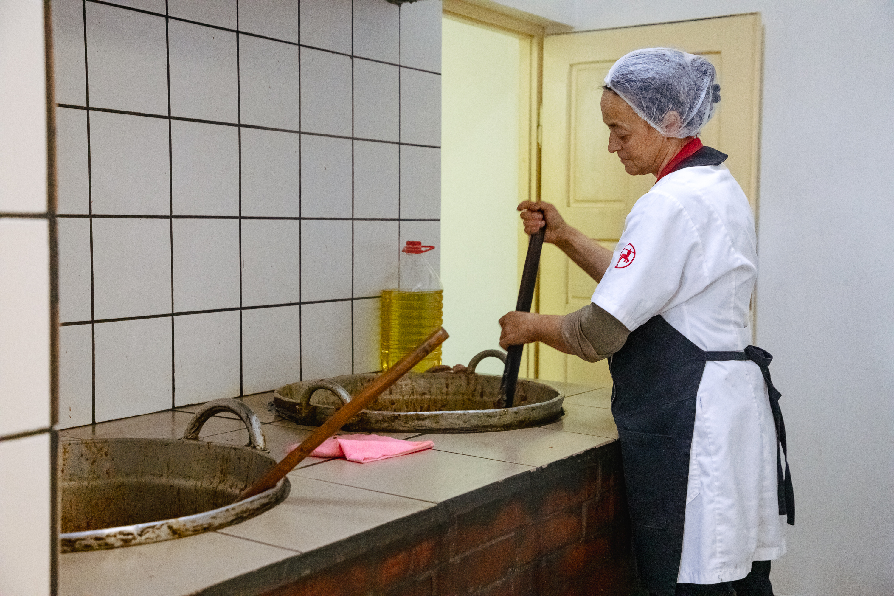 REPORTAJ. Într-un sat din Mureș, un tânăr fierbe de 11 ani dulcețuri și zacuscă la ceaun. Acum vrea să ridice o fabrică și să le arate localnicilor că și aici se poate: „Fiecare trebuie să-și găsească Idicelul lui!”