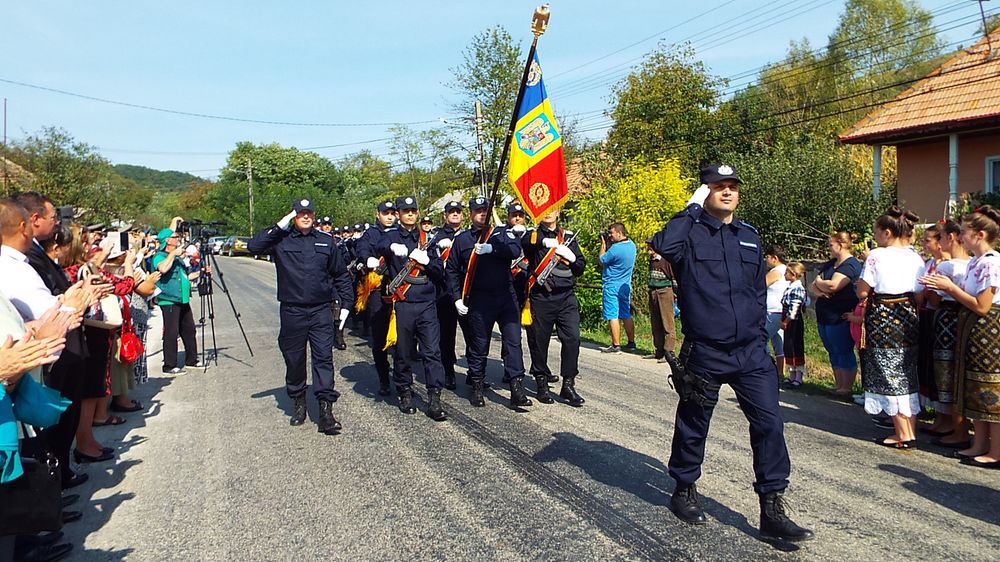 REPORTAJ / Viață de jandarm: maiorul Tiberiu Baciu a instruit polițiștii afgani, a ajutat la inundații și a asigurat ordinea la Neversea