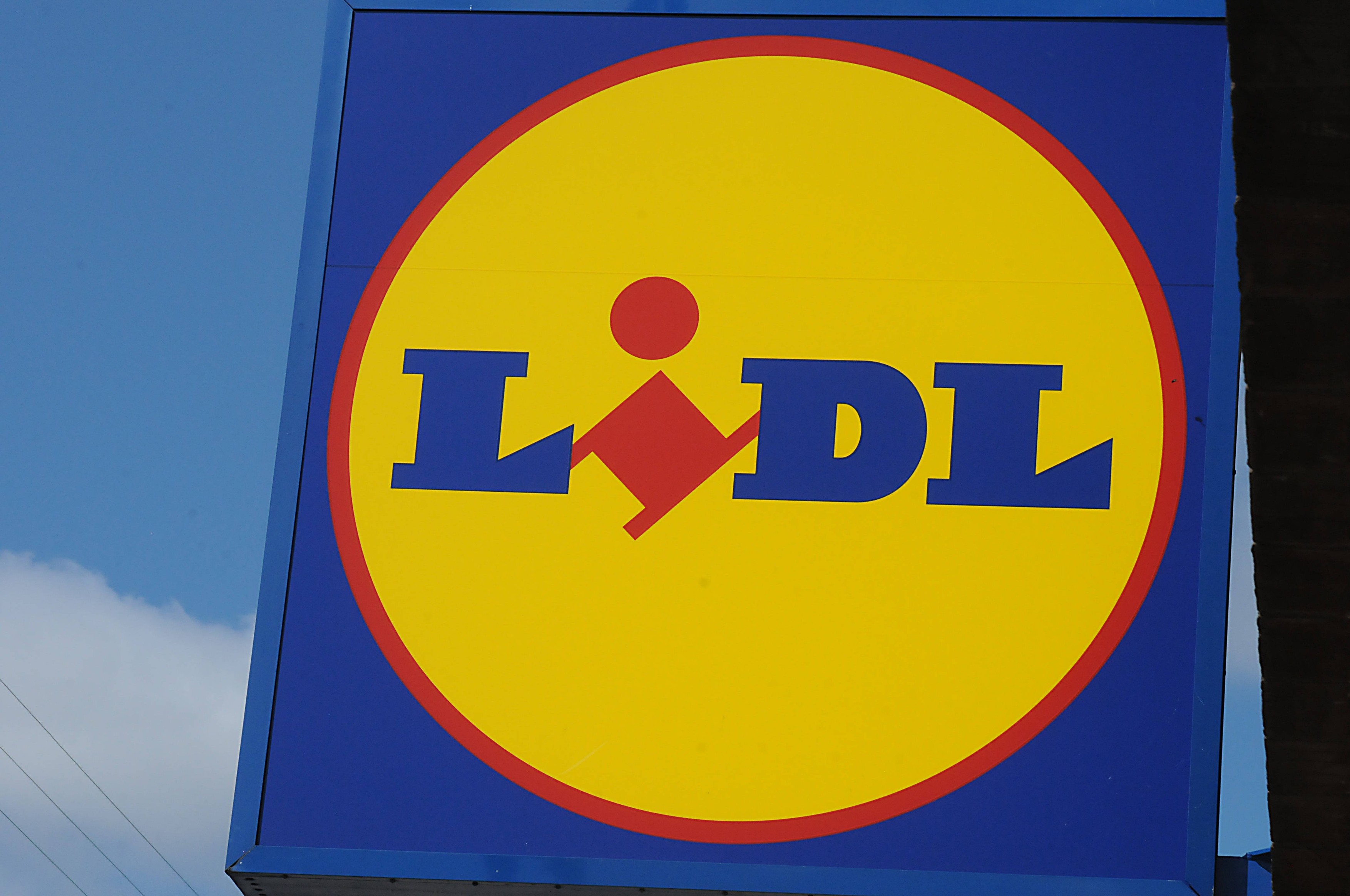 Pala presuda zbog omiljenih papuča: Lidl mora odmah da izbaci iz prodaje imitaciju čuvenog brenda u Holandiji