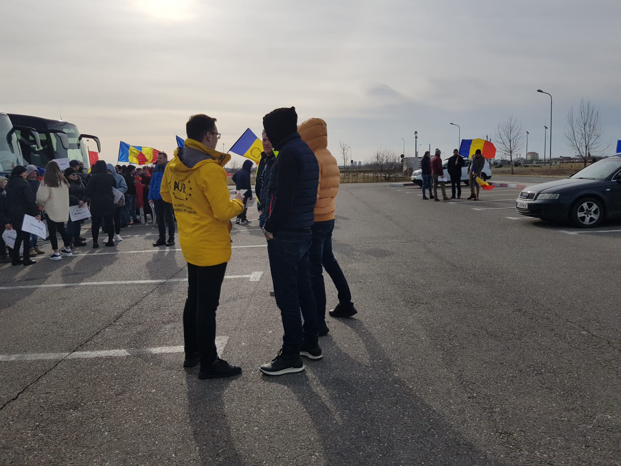 VIDEO. Incident între George Simion și un jandarm. Apoi liderul AUR aleargă după un alt bărbat. Protestarii merg spre Cotroceni