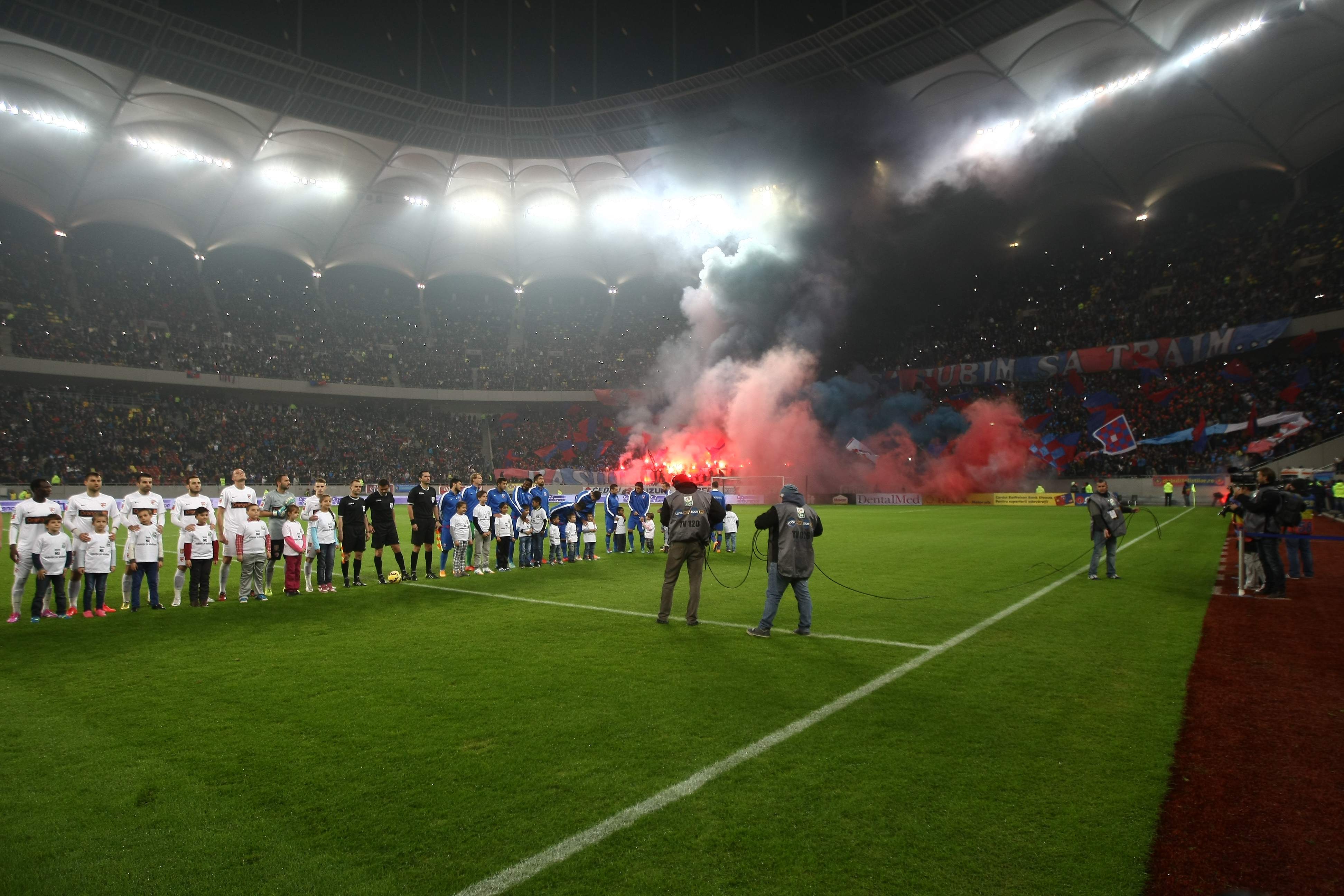 GALERIE FOTO&VIDEO/ DERBY-UL ROMÂNIEI, STEAUA - DINAMO 3-0. ^ Echipa din Ghencea i-a speriat pe ”câini” de Halloween! Szukala, Papp și Keșeru au înscris pentru roș-albaștri. Arlauskis și Bărboianu, loviți de petardele aruncate de suporteri. Băiatul lui Florentin Petre a debutat la Dinamo
