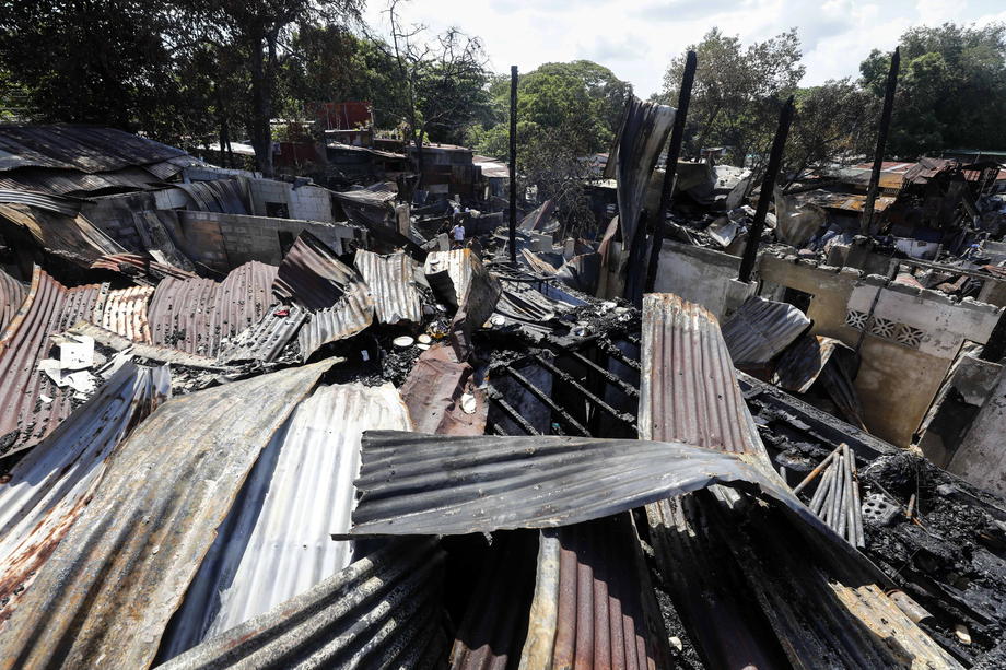 Incendiu de proporții filmat cu drona, în Filipine. Focul a distrus 80 de case și a ucis 8 persoane