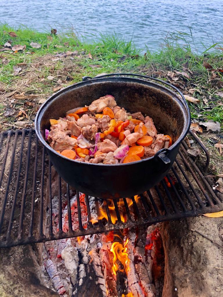 Omul de afaceri care și-a făcut bucătărie în mijlocul pădurii: „Pe mine mă strâng pereții”. Rețeta dezvăluită pentru Libertatea: aripioare de porc la ceaun