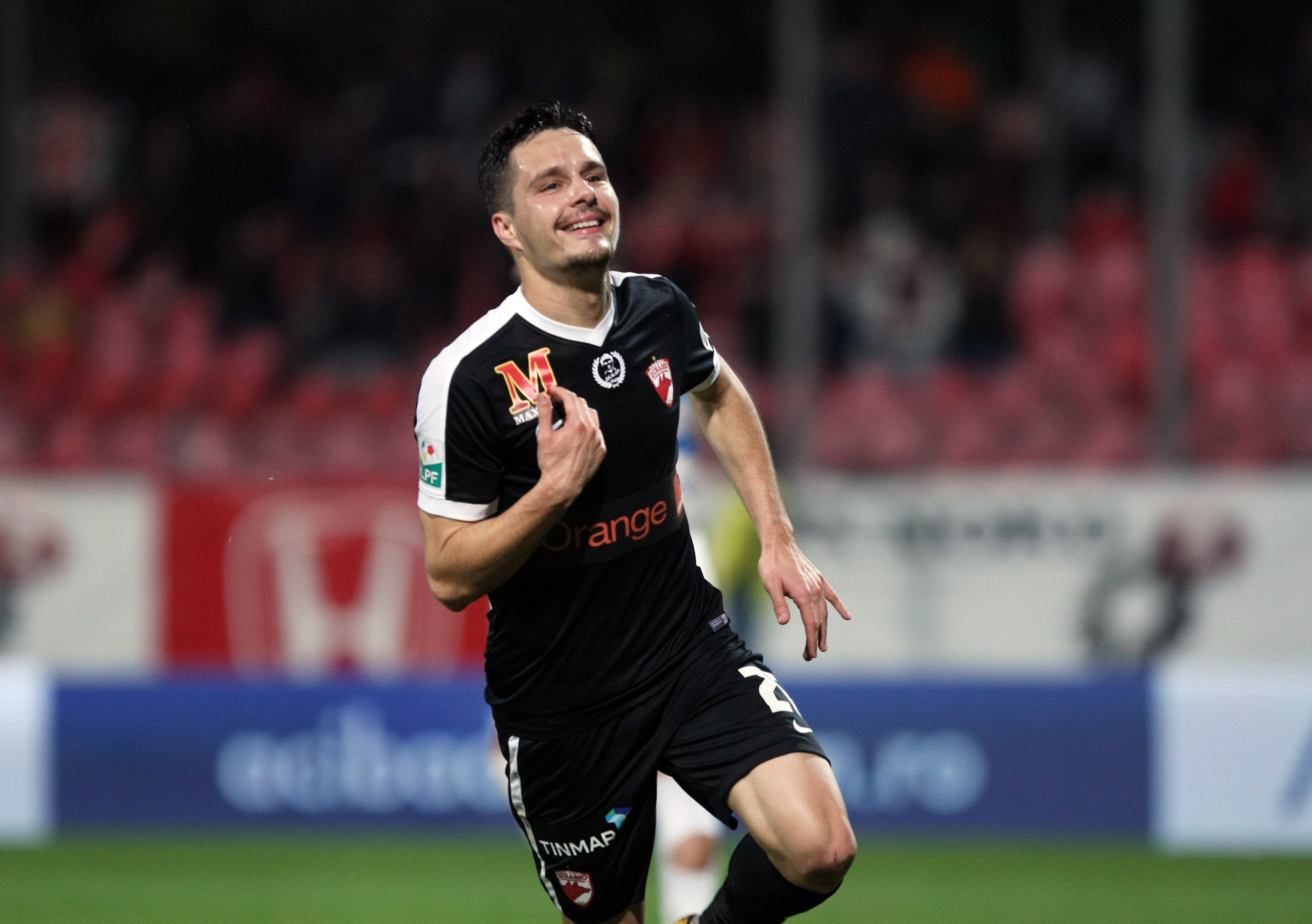Liga 1, etapa 13. Dinamo - Pandurii 4-0. Autogol incredibil Lazar, ”dublă” Lazăr, plus Palici. ”Câinii”, în negru, în memoria lui Titi Frățilă. Fanii i-au cerut demisia lui Ando / VIDEO