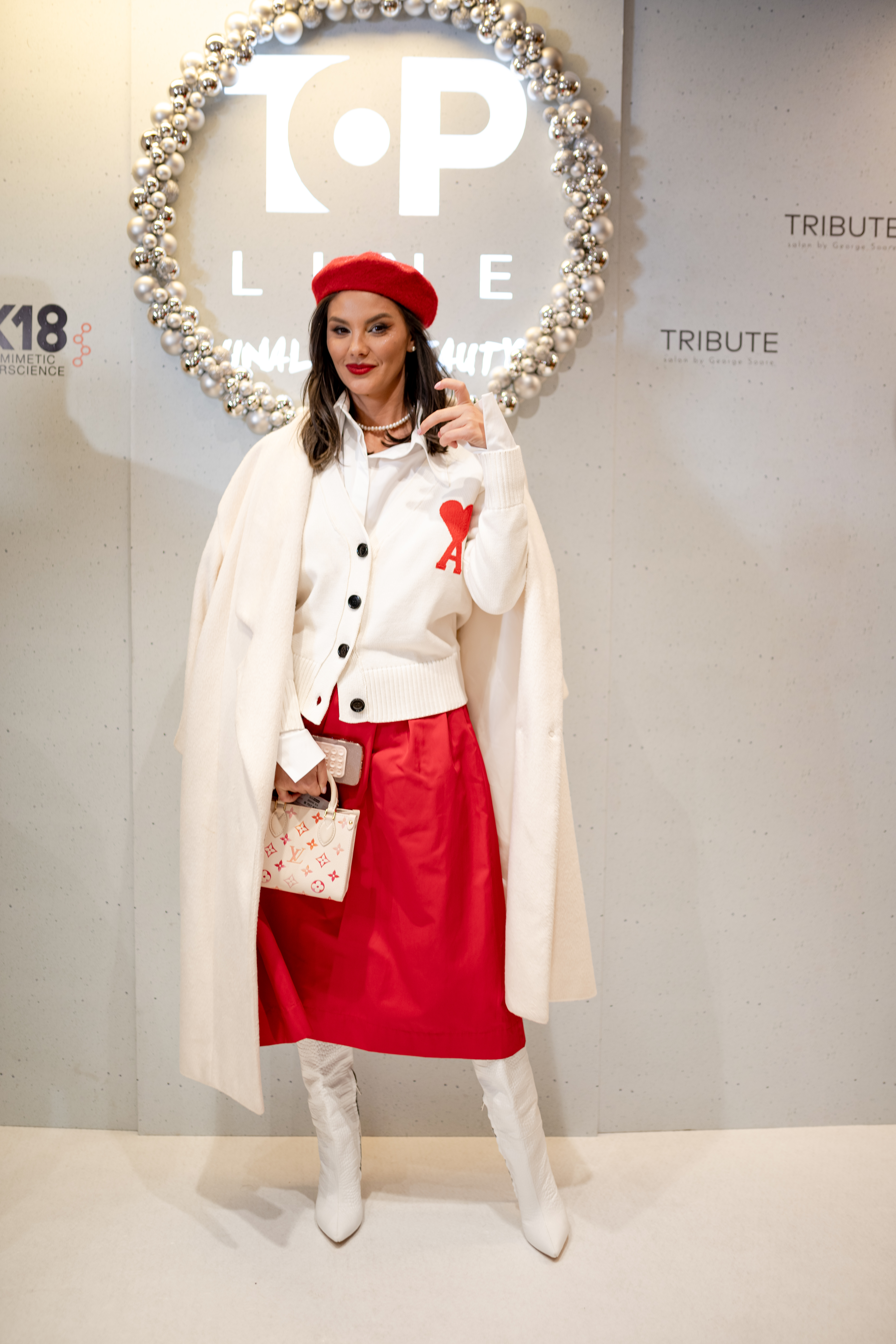 Detaliul observat de fani în cafeneaua lui Dani Oțil. Ce au văzut când Ramona Olaru a filmat televizorul din locație