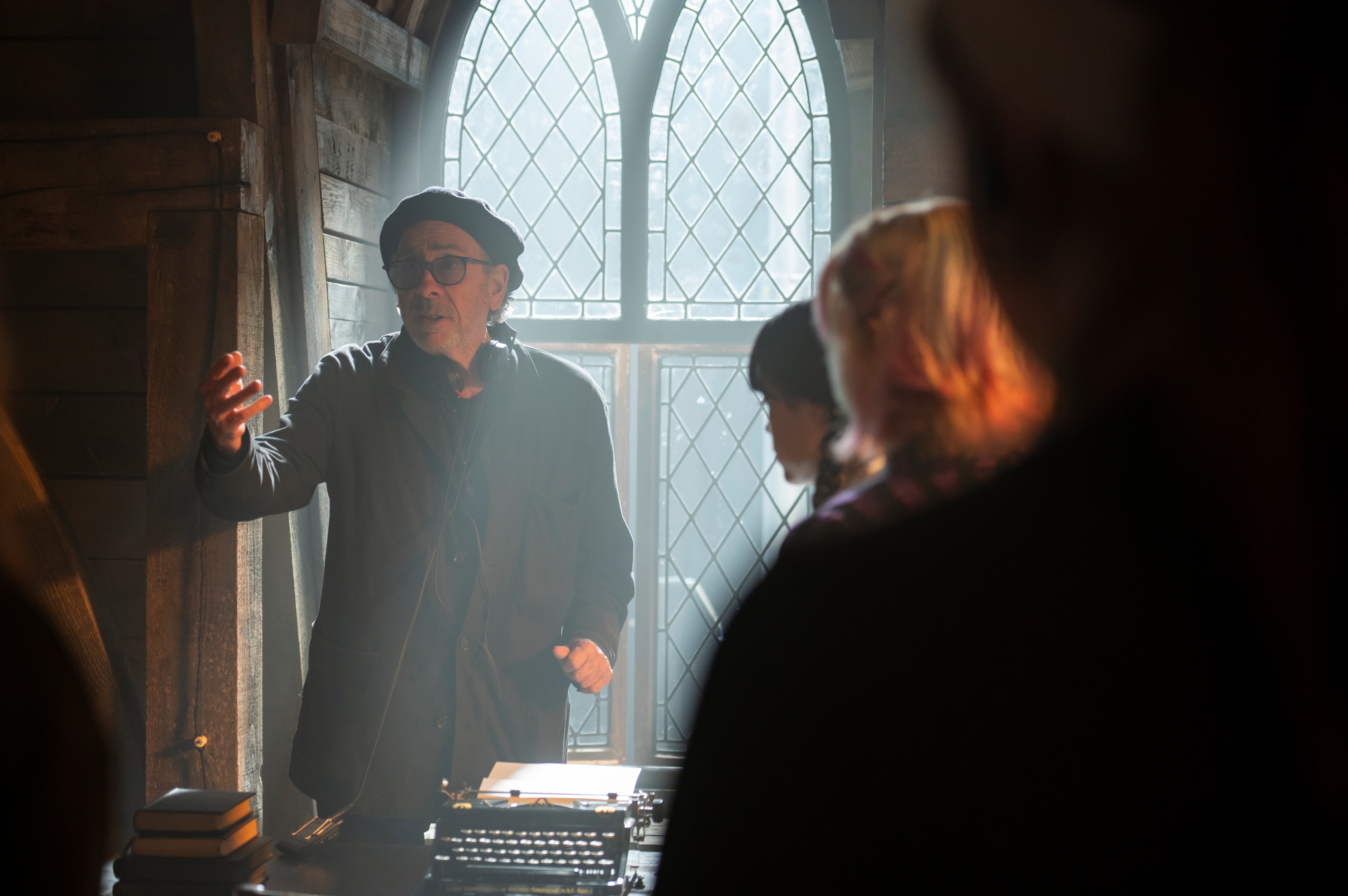 Tim Burton, despre schimbările din sezonul 2 al serialului Wednesday. Cum a fost să filmeze în Irlanda, după ce a renunțat la România
