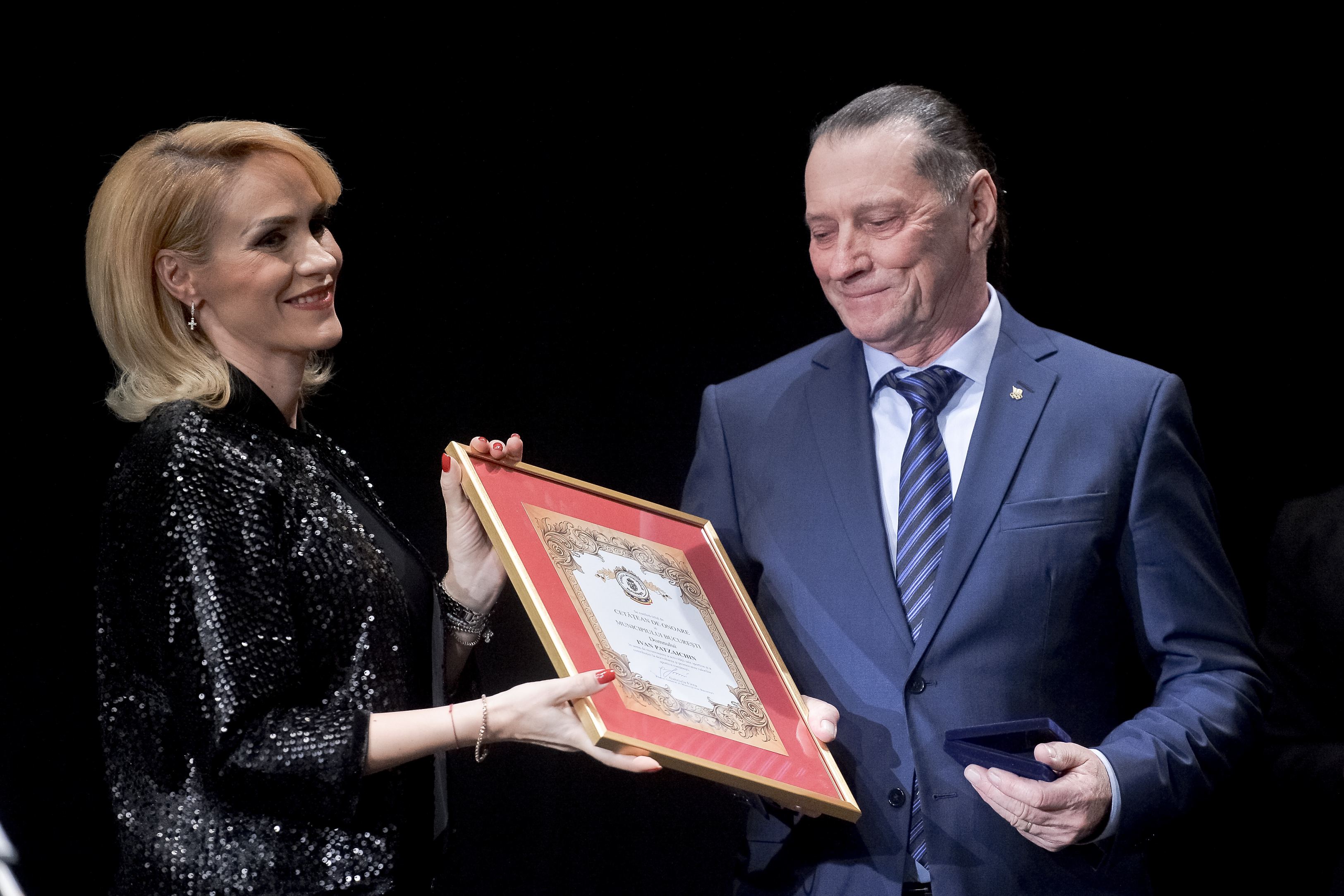 FOTO | Cristina Neagu, numită cetățean de onoare al Municipiului București.  "Îmi pare rău că ne întâlnim în asemenea condiţii"