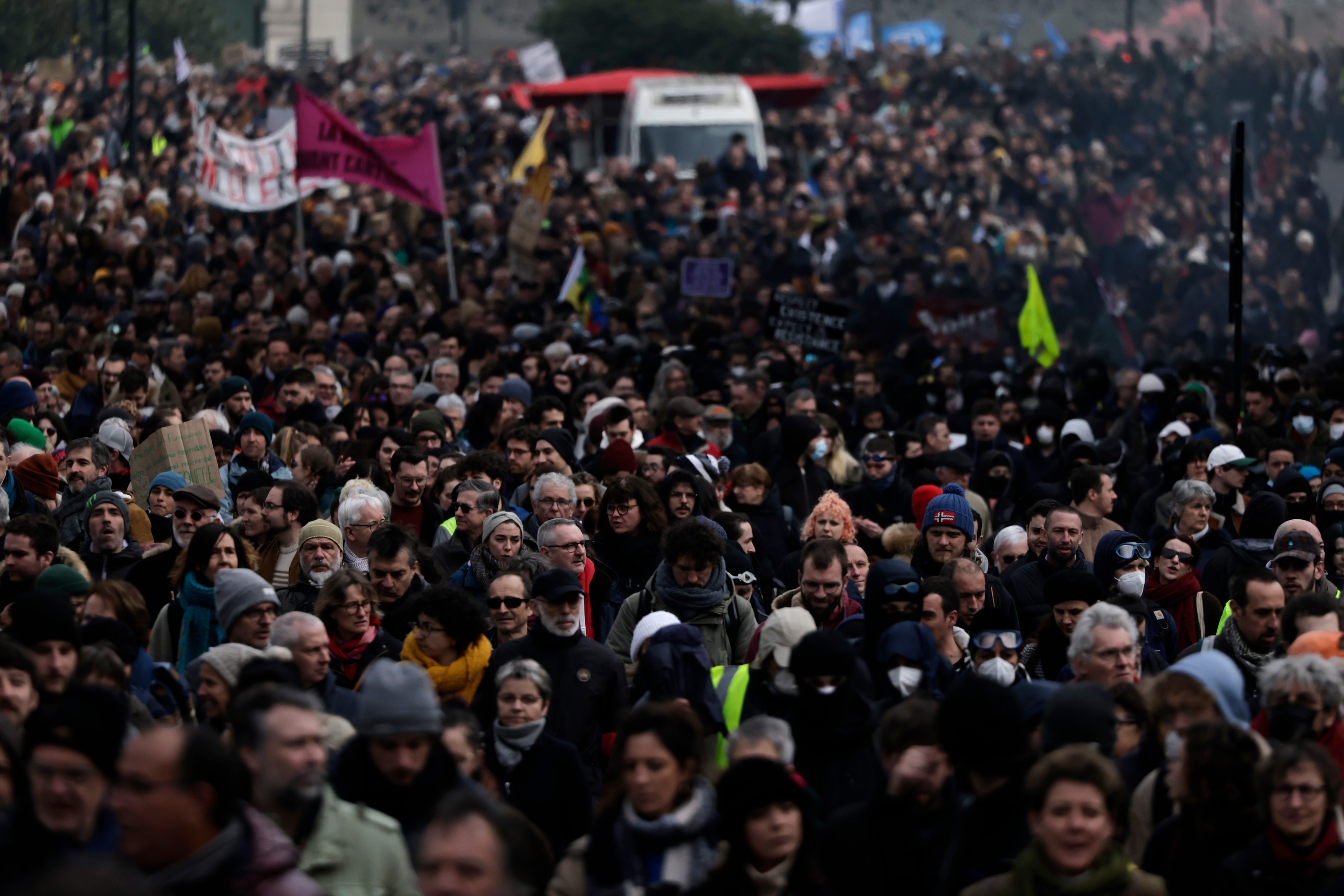 Peste 1,2 milioane de francezi, în stradă pentru a protesta față de proiectul lui Macron de creștere a vârstei de pensionare - VIDEO
