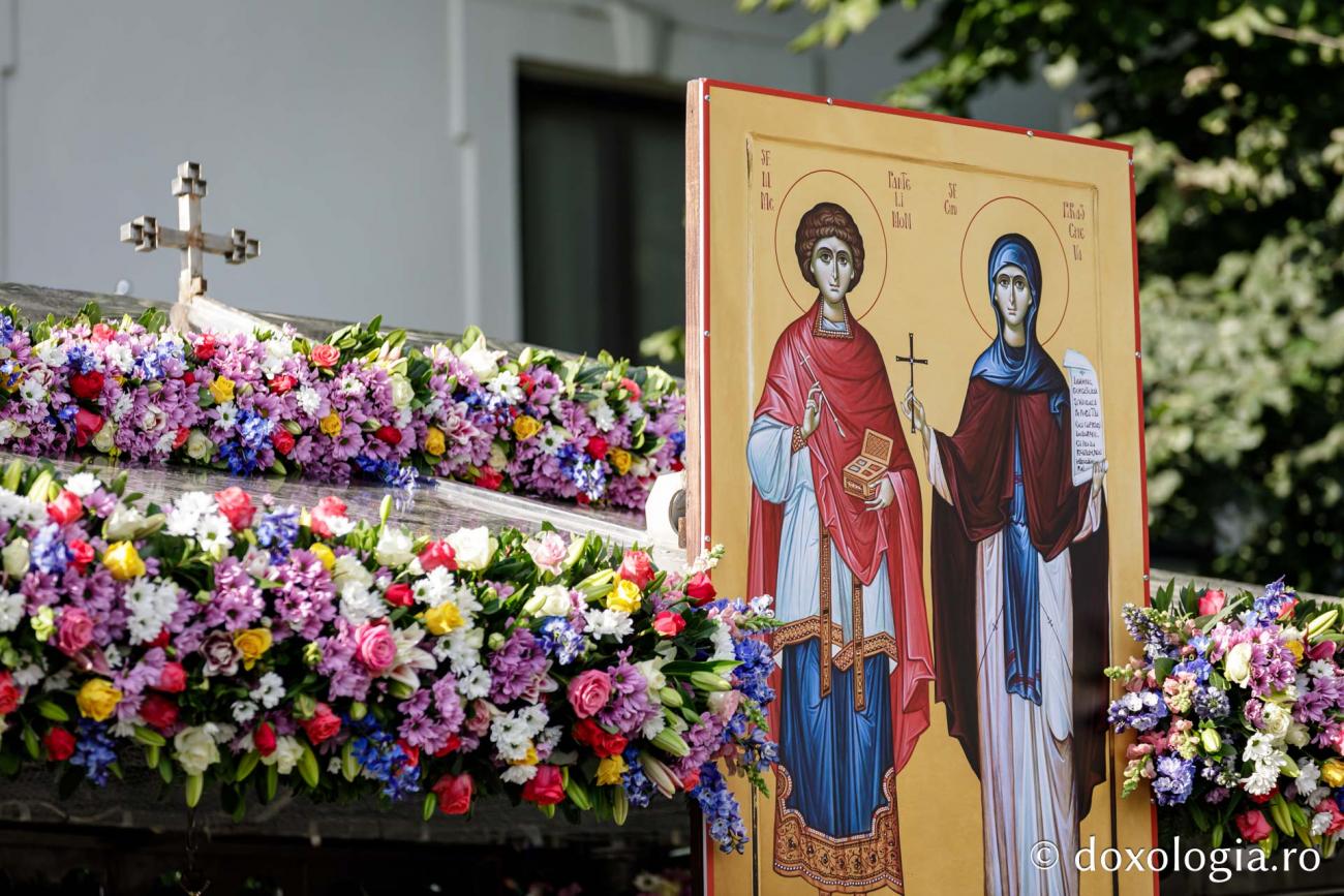 Cea mai mare Liturghie ținută în Moldova, la Iași: 35.000 de oameni s-au rugat Sfintei Parascheva, alți 46.000 stăteau la coadă pentru a ajunge la moaște