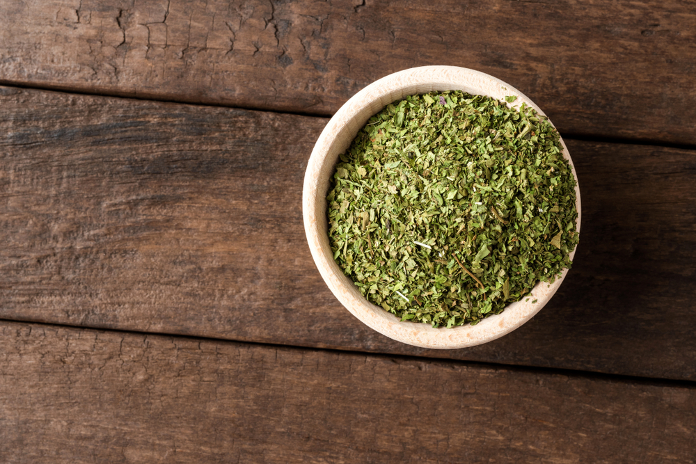 Leuștean - de ce este recomandat să introduci în dieta alimentară consumul de leuștean