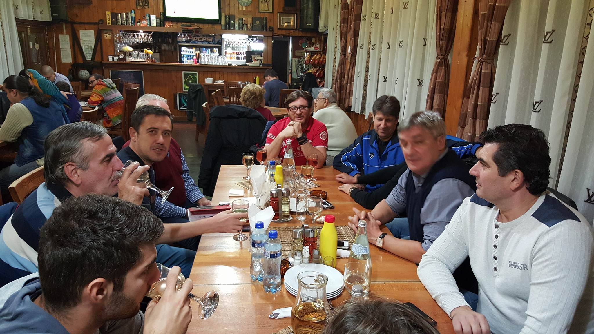 ”Au ciocnit un pahar, mă rog, mai multe (!), Viorel Kraus, Ion Goanță, "Bimbo" Paraschiv, Ion Manu, Bratu Pârvu, Leontin Toader, Ștefan Popa, Ilie Balaci, Costin Manea și...subsemnatul!”. Balaci, la party / VIDEO